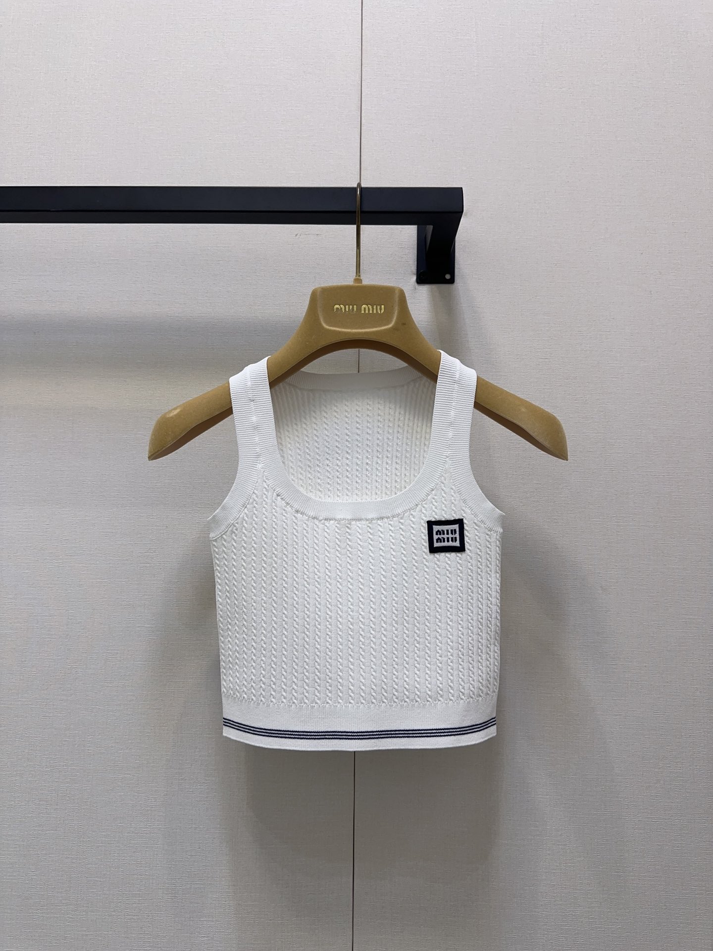 NO:460223,Miu25 series new styles, neckline bleach logo letters, knitted round neck sleeveless vest, white and rich beauty, a magical tool for all-purpose and versatile slim fit, super slim, imported yarn texture is super comfortable, retro temperament is fashionable and high-end!  The upper body looks huge and slim!  Customized yarn material, elegant and high-end girl, spot 36/38/40 real shot, miumiu, alexander wang19860909Miu25系列新款 领口蕾徽标字母 针织圆领无袖背心 白富美必入神器 万能百搭修身版型超显瘦 进口纱线质感超舒适 复古气质时髦又高级！版型上身巨显瘦！定制纱线材质 名媛少女优雅又高级 现货36/38/40大货实拍,,miumiu,alexander wang,Women's clothing