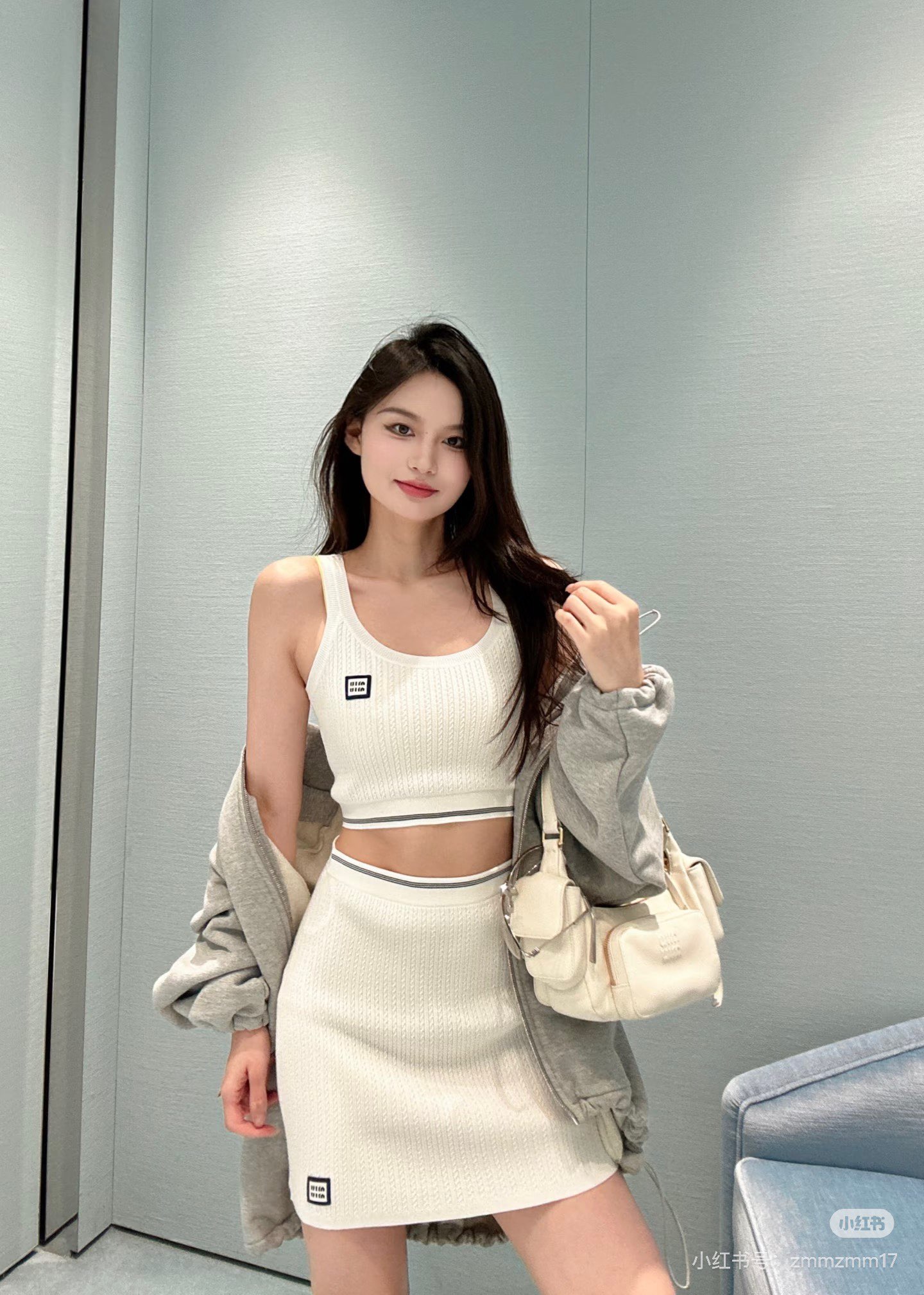 NO:460229,Miu25 series new styles, neckline bleach logo letters, knitted round neck sleeveless vest, white and rich beauty, a magical tool for all-purpose and versatile slim fit, super slim, imported yarn texture is super comfortable, retro temperament is fashionable and high-end!  The upper body looks huge and slim!  Customized yarn material, elegant and high-end girl, spot 36/38/40,,miumiu,alexander wang19860909Miu25系列新款 领口蕾徽标字母 针织圆领无袖背心 白富美必入神器 万能百搭修身版型超显瘦 进口纱线质感超舒适 复古气质时髦又高级！版型上身巨显瘦！定制纱线材质 名媛少女优雅又高级 现货36/38/40,,miumiu,alexander wang,Women's clothing