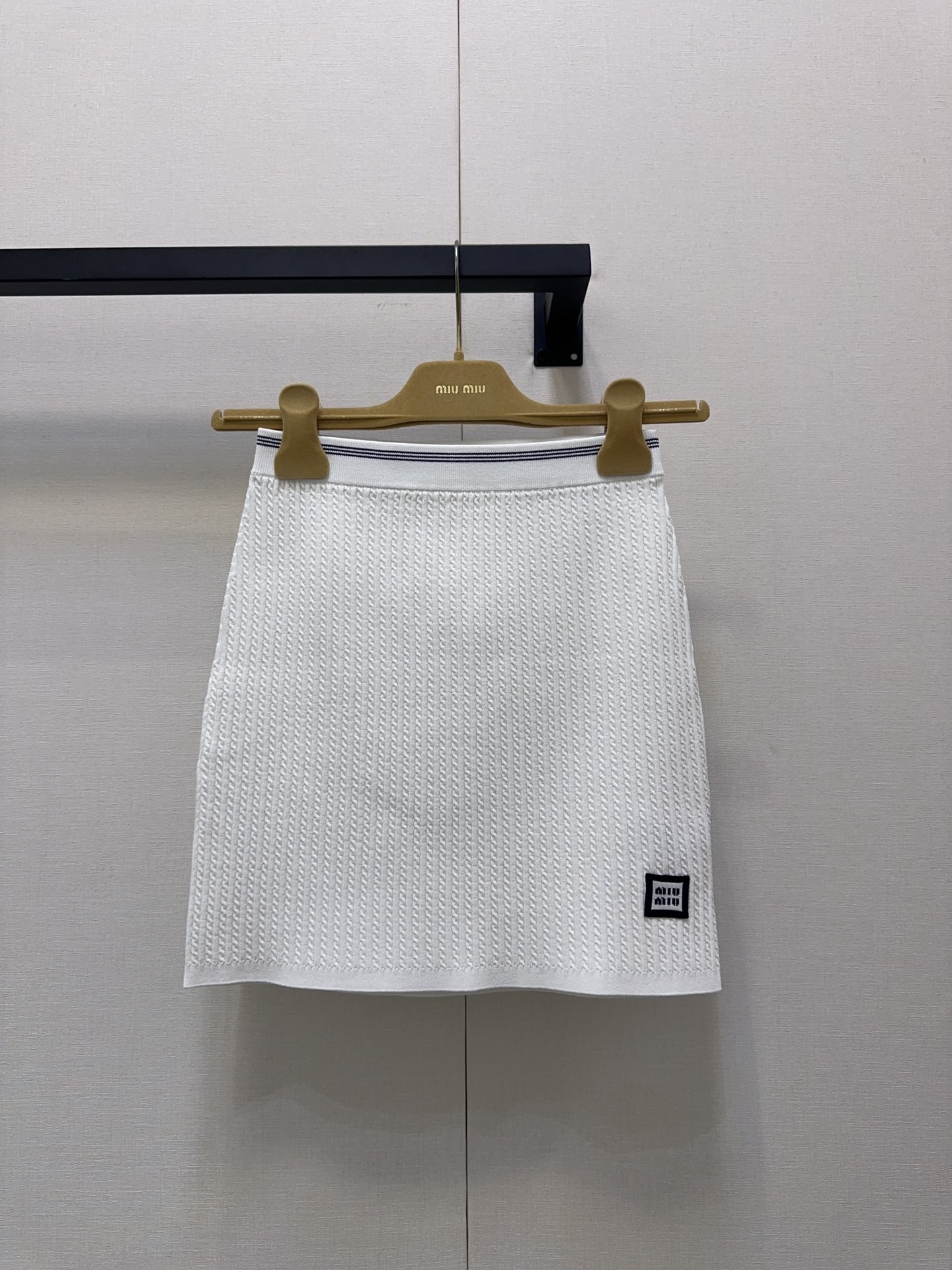 NO:460235,Miu25 series new model, neckline trellis logo letters, knitted skirt, white and rich beauty, a magical tool for all-purpose and versatile slim fit, super slim, imported yarn texture is super comfortable, retro temperament is fashionable and high-end!  The upper body looks huge and slim!  Customized yarn material, elegant and high-end girl, spot 36/38/40 real shots, miumiu, skirts, alexander wang19860909Miu25系列新款 领口蕾徽标字母 针织半裙 白富美必入神器 万能百搭修身版型超显瘦 进口纱线质感超舒适 复古气质时髦又高级！版型上身巨显瘦！定制纱线材质 名媛少女优雅又高级 现货36/38/40大货实拍,,miumiu,skirts,alexander wang,Women's clothing