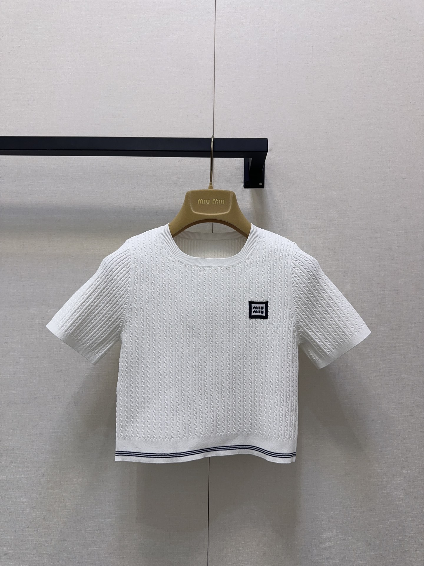 NO:460187,Miu25 series new 0-neck trench logo letter knit round neck short sleeves, white and rich beauty must be used as a magical tool, universal and versatile slim fit, super slim, imported yarn texture is super comfortable, retro temperament is fashionable and high-end!  The upper body looks huge and slim!  Customized yarn material, elegant and high-end girl, spot 36/38/40 real-time photos, miumiu, T-shirt, alexander wang19860909Miu25系列新款0领口蕾徽标字母针织圆领短袖 白富美必入神器 万能百搭修身版型超显瘦 进口纱线质感超舒适 复古气质时髦又高级！版型上身巨显瘦！定制纱线材质 名媛少女优雅又高级 现货36/38/40大货实拍,,miumiu,T-shirt,alexander wang,Women's clothing