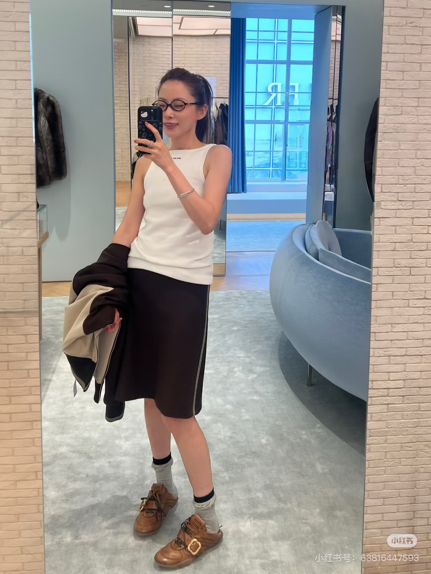 NO:460200,Miumiu logo embroidered letter slim vest, single-fitting layered versatile style!  Full of exquisite and elegant feeling!  Cotton material, contrasting embroidered logo letter pattern on the neckline adds more visual highlights to the overall outfit, and the slim fit style makes you look slim and taller!  Super versatile single item closed eyes ~ 1:1 Super 100% style The latest single item in early autumn SML, miumiu, alexander wang19860909Miumiu 徽标刺绣字母修身背心 单穿叠搭万能百搭款！精致优雅感十足！棉材质,领口撞色刺绣徽标字母图案,对整体穿搭增添更多视觉亮点,修身版型显瘦显高！超百搭单品闭眼入～1:1超赞版型 早秋最新单品 SML,,miumiu,alexander wang,Women's clothing