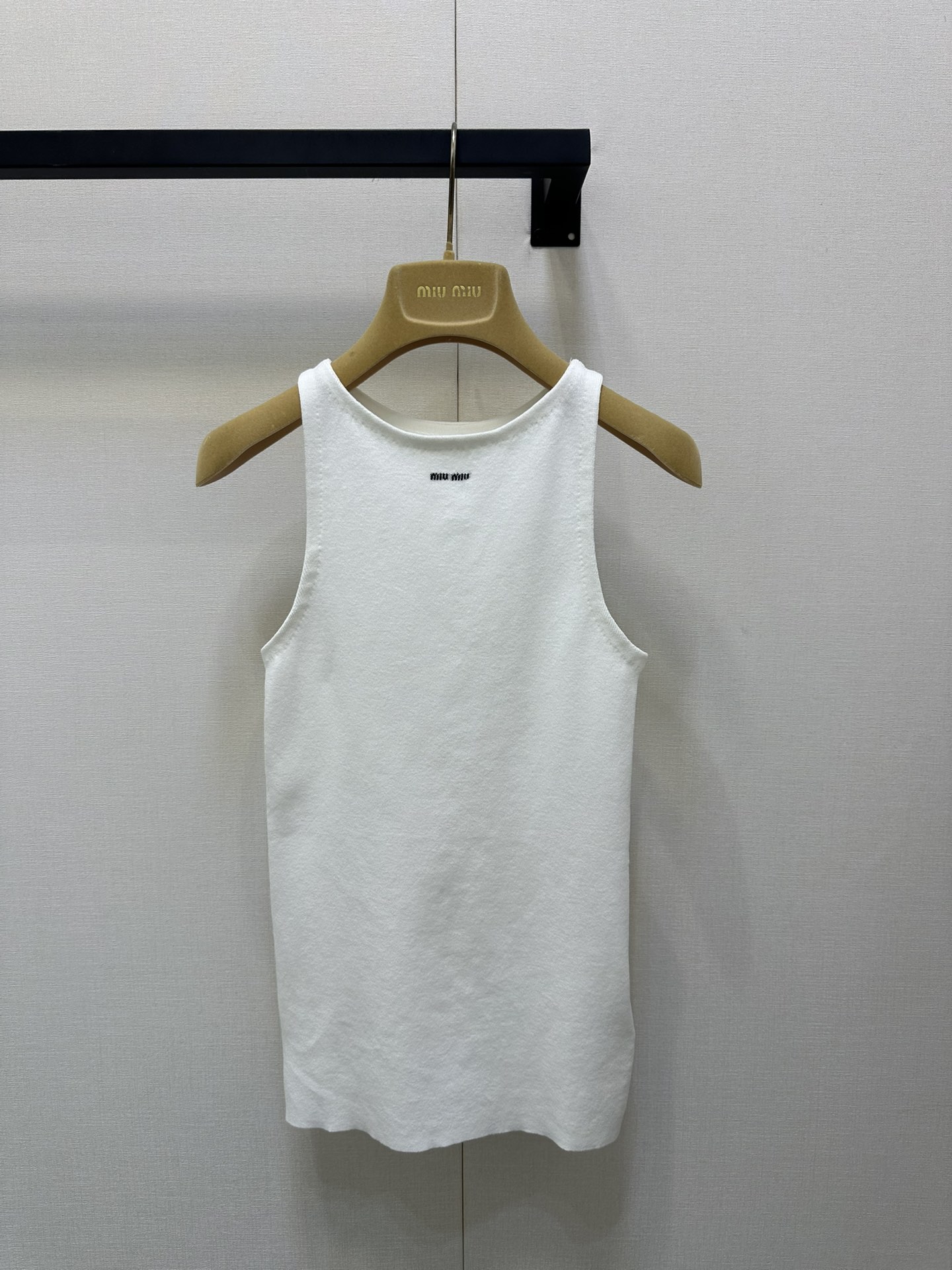 NO:460194,Miumiu logo embroidered letter slim vest, single-fitting layered versatile style!  Full of exquisite and elegant feeling!  Cotton material, contrasting embroidered logo letter pattern on the neckline adds more visual highlights to the overall outfit, and the slim fit style makes you look slim and taller!  Super versatile single item closed eyes ~ 1:1 Super 100% model Early autumn latest single item SML large-scale real shot, miumiu, alexander wang19860909Miumiu 徽标刺绣字母修身背心 单穿叠搭万能百搭款！精致优雅感十足！棉材质,领口撞色刺绣徽标字母图案,对整体穿搭增添更多视觉亮点,修身版型显瘦显高！超百搭单品闭眼入～1:1超赞版型 早秋最新单品 SML大货实拍,,miumiu,alexander wang,Women's clothing