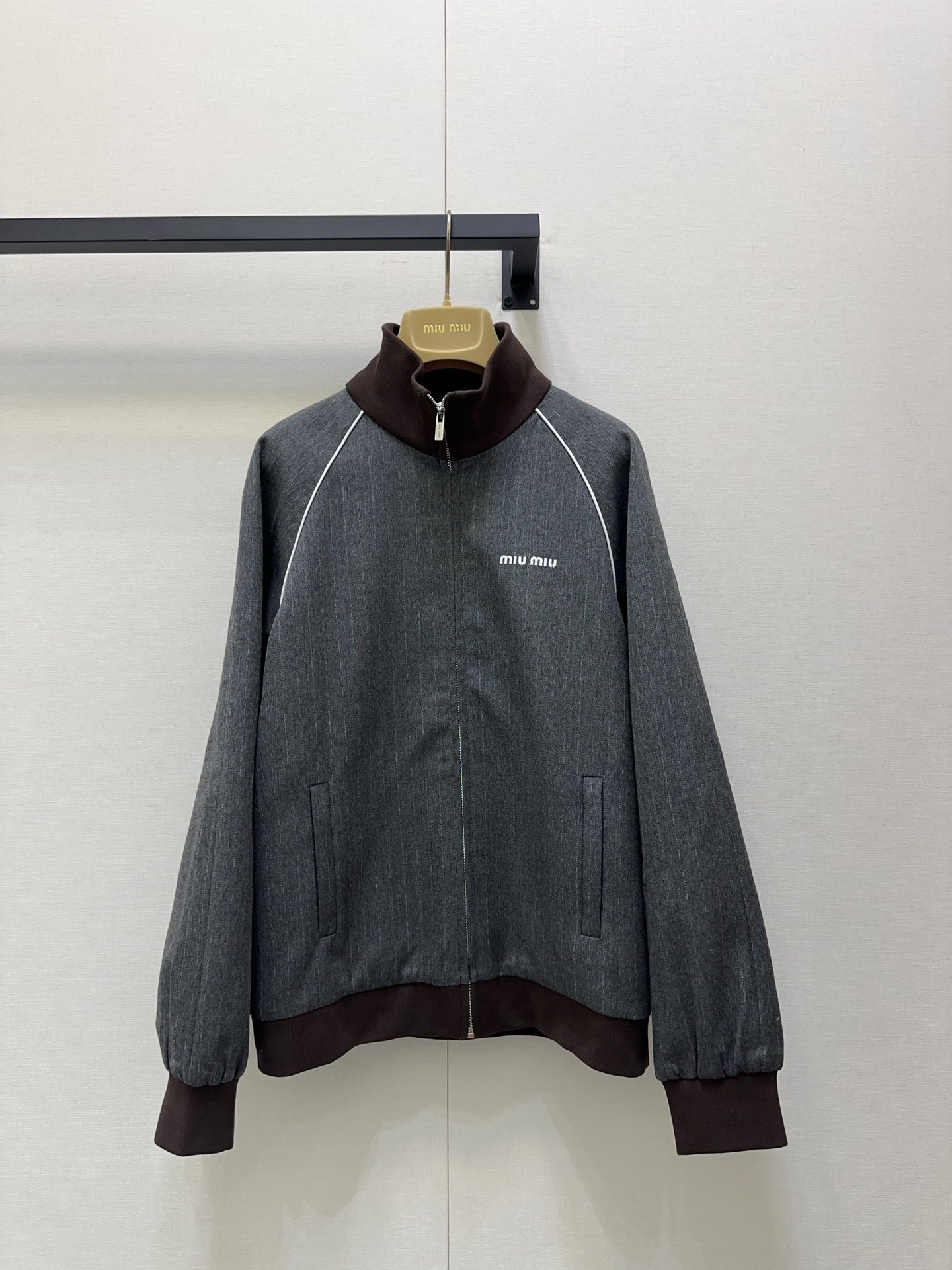 NO:460206,Miumi* 25Fw early autumn new style intellectual molecular college style shoulder-fall jacket | Exclusive yb development!  High-end production!  The contrasting rib collar splicing design is sweet and cool, and it has a age-reducing outfit. The high-end gray stripes are handsome and fashionable and loose style is not picky about people, and the upper body looks huge and slim!  Customized wool woolen fabric with excellent texture!  The quality of workmanship depends on the details!  S M L large-scale real-time photos, miumiu, jackets & coats, jackets & coats, alexander wang19860909Miumi* 25Fw早秋新款 知性分子学院风落肩夹克外套丨独家yb开发！高版出品！撞色罗纹领拼接设计甜酷兼备减龄穿搭.高级灰条纹帅气又时髦宽松版型不挑人上身巨显瘦！定制色织精纺羊毛面料质感超赞！做工品质看细节！码数S M L大货实拍,,miumiu,jackets & coats,jackets & coats,alexander wang,Women's clothing