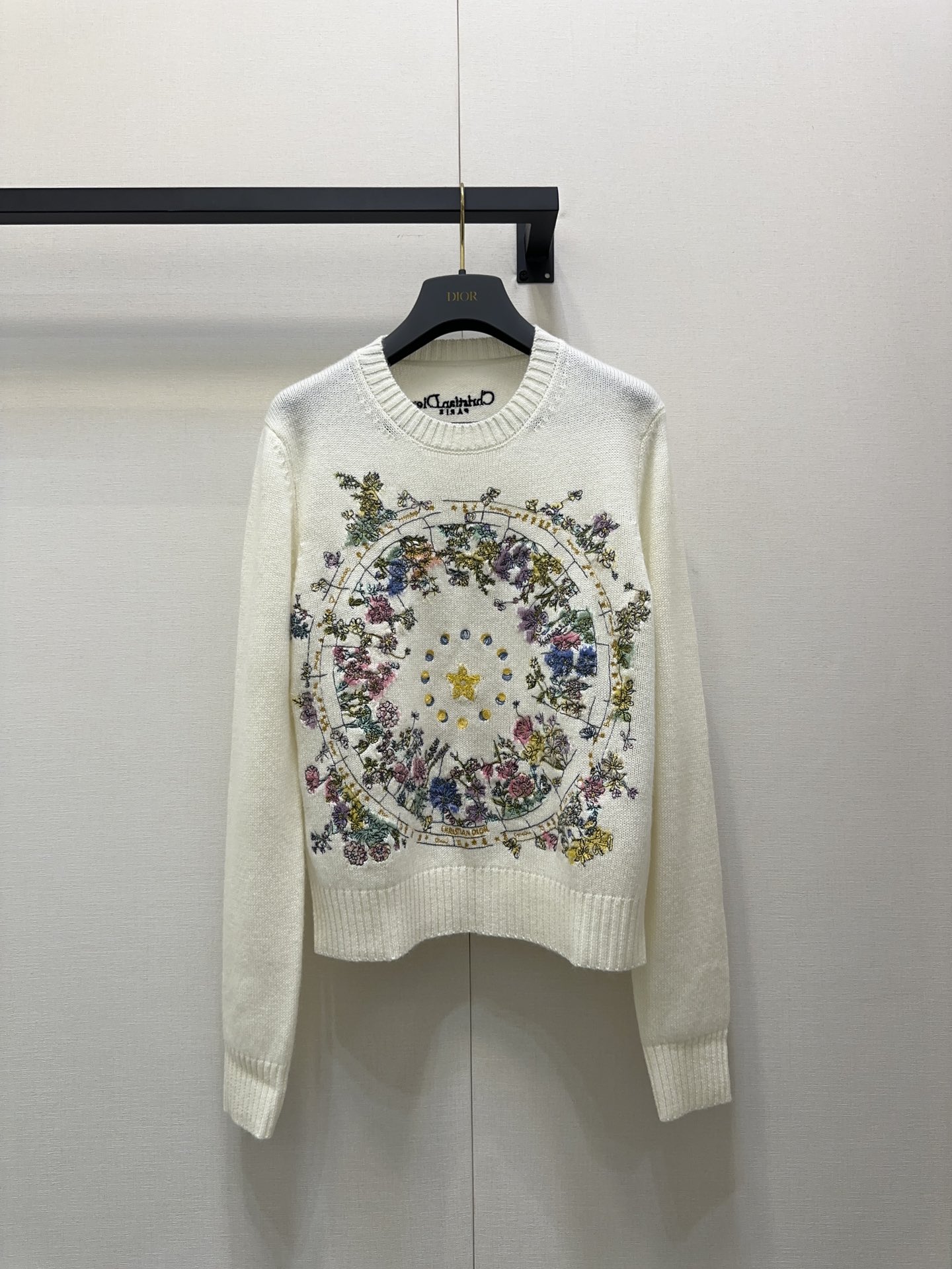 NO:460218,Dior's new autumn and winter products limited series, beautiful flower lucky star pattern embroidered cashmere sweater!  The quality of imported cashmere yarn is excellent!  Swiss machine full-frame heavy industry multi-color positioning embroidery craft flower series is super beautiful. White, rich and beautiful must be included!  Luxury high-end items, classic versatile style, elegant and age-reducing girlish style. They look good with gauze skirts and jeans. Spot SML real-life photos, dior, skirts, jeans, sweaters, alexander wang19860909Dior 秋冬新品限定系列,绝美花幸运星星图案刺绣羊绒毛衣！进口羊绒纱线质量超赞！ 瑞士机满幅重工多色定位刺绣工艺花系列超美.白富美必入！奢华高级单品,经典百搭版型气质优雅减龄少女风.搭配纱裙牛仔裤都好看.现货SML大货实拍,,dior,skirts,jeans,sweaters,alexander wang,Women's clothing