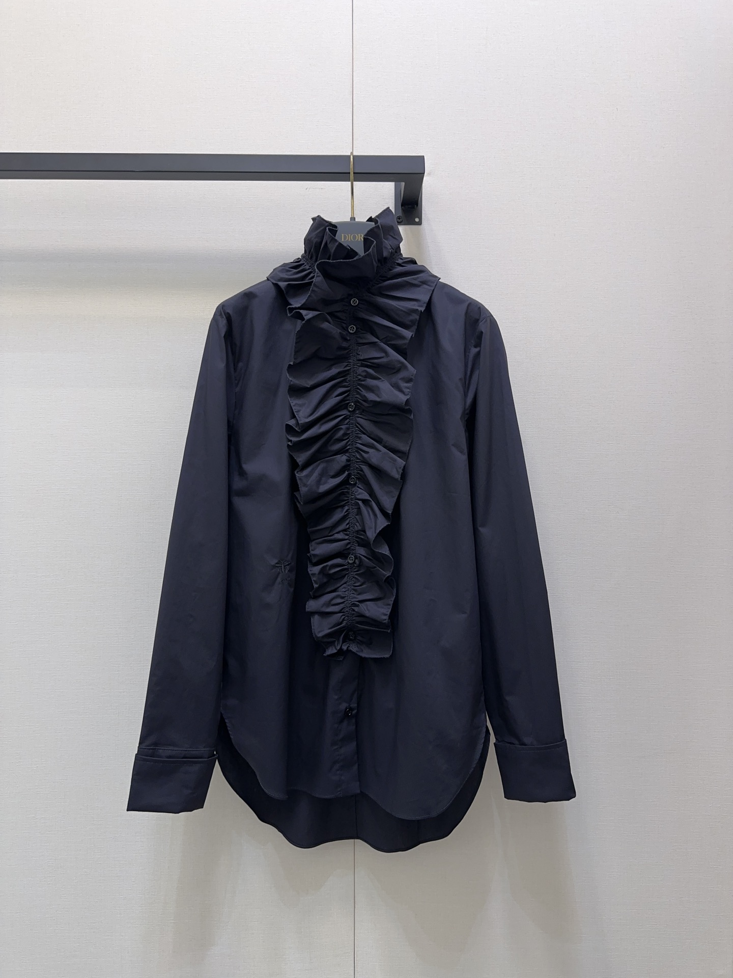 NO:461755,Dior2025 new product is available for shelves. Removable three-dimensional lace wrinkled shirt. Customized YB twill cotton. Texture is draped and comfortable. Long-sleeved shirt design for shoulders. Decorate body temperament. The collar is layered and extended to the chest. Three-dimensional pleated lace design. Perforated details add a European style palace luxury. Neat tailoring details show texture. Removable lace. Easy to adapt to other items. Waist-side bee CD embroidery highlights the brand style. Daily casual commuting is not wrong. Customized surface accessories. Accurate version. High version 2 colors. Real photos of large goods,,dior,shirts,alexander wang.19860909Dior2025新品上架  可拆卸立体花边皱褶衬衫 定制YB斜纹全棉材质 质感垂顺舒适 正肩长袖衬衫设计 修饰身材气质恬静 领边层叠延伸至胸前 立体皱褶花边设计 穿孔细节更添欧式的宫廷华贵气息 利落剪裁细节彰显质感 可拆卸花边 轻松适配其他单品 腰侧蜜蜂CD刺绣凸显品牌格调 日常休闲通勤穿着不出错 定制面辅料 认准版本 高版本 2色 大货实拍,,dior,shirts,alexander wang,Women's clothing