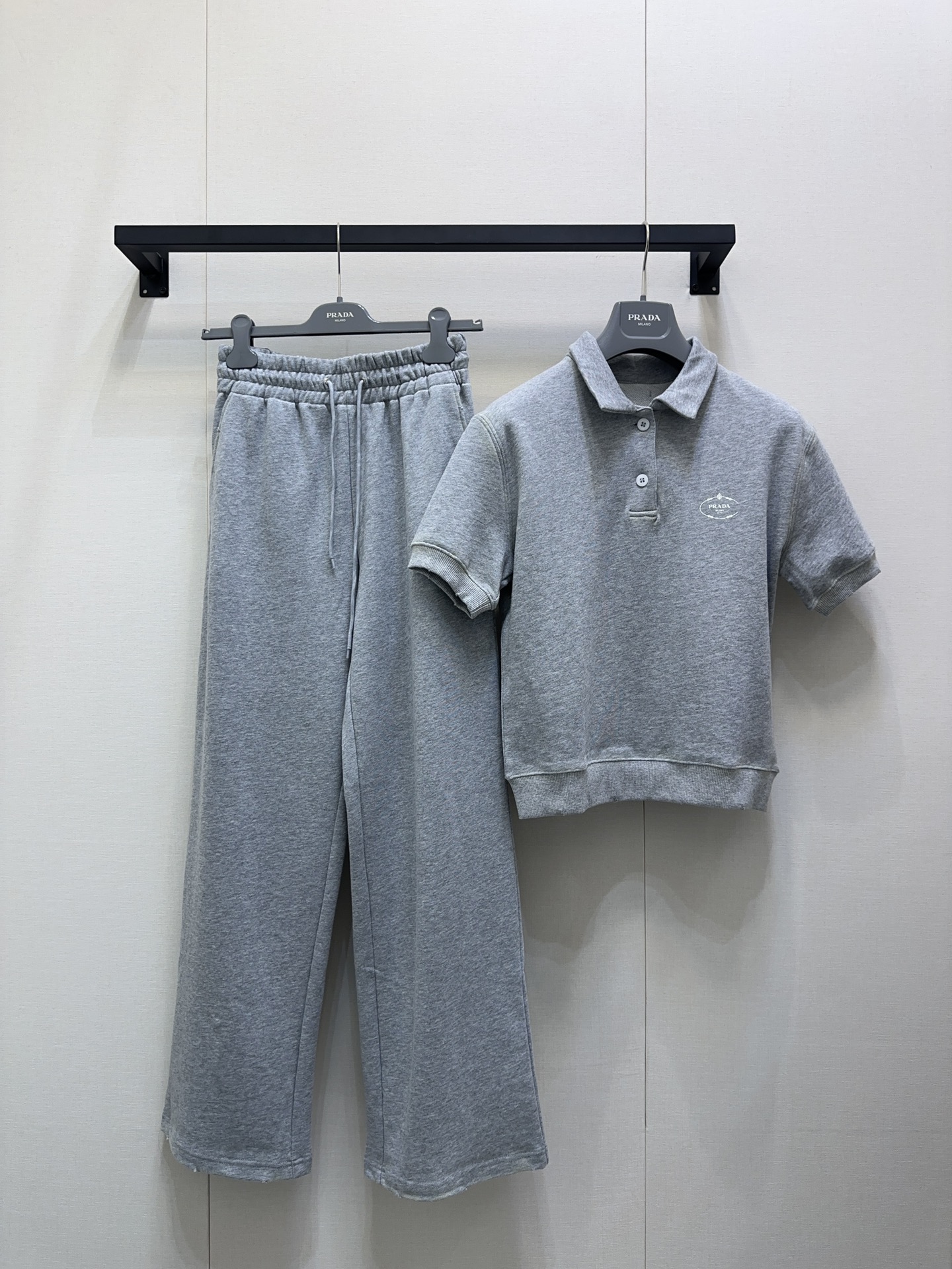 NO:464133,Sweatshirt PRADA25 autumn and winter new drawstring casual sweatshirts, old letter printed casual sweatshirts, threaded neckline cuff trim, back collar triangle logo, classic triangle logo for back pocket casual sweatpants pocket worn design, terry cotton is delicate and comfortable, it is soft and fleshy, close-fitting and not dry at all, hand-matched hole treatment with a little craftsmanship spot SML large-scale real shot, prada, hoodie, sweatshirts, alexander wang19860909卫衣 PRADA25秋冬新款抽绳休闲卫衣卫裤 做旧字母印花休闲运动衫,螺纹领口袖口饰边,后领三角标识, 裤子后口袋经典三角标 休闲运动裤 口袋做了磨破设计 毛圈棉质细腻舒适感 是柔软又有肉感的贴身一点都不干涩 手工磨破破洞处理带点工艺点 现货 SML大货实拍,,prada,hoodie,sweatshirts,alexander wang,Women's clothing