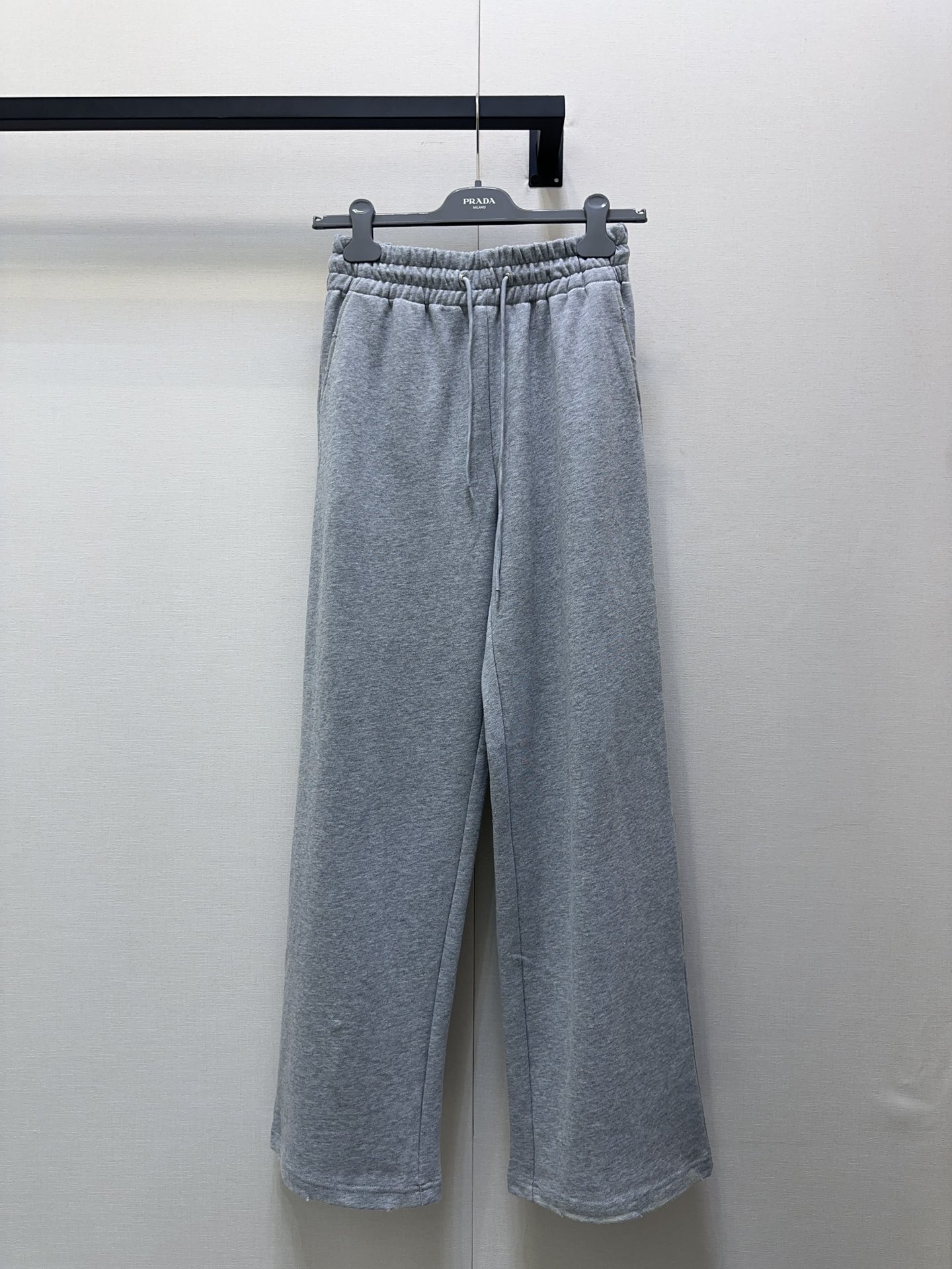 NO:464138,PRADA25 autumn and winter new drawstring casual sweatshirt pants, old letter printed casual sweatshirt, threaded neckline cuff trim, back collar triangle logo, classic triangle logo for back pocket casual sweatpants pocket worn design, terry cotton with delicate and comfortable feeling, soft and fleshy close-fitting and not dry at all, hand-made grinding hole treatment with a little craftsmanship spot SML large-scale real shot, prada, hoodie, sweatshirts, alexander wang19860909长裤 PRADA25秋冬新款抽绳休闲卫衣卫裤 做旧字母印花休闲运动衫,螺纹领口袖口饰边,后领三角标识, 裤子后口袋经典三角标 休闲运动裤 口袋做了磨破设计 毛圈棉质细腻舒适感 是柔软又有肉感的贴身一点都不干涩 手工磨破破洞处理带点工艺点 现货 SML大货实拍,,prada,hoodie,sweatshirts,alexander wang,Women's clothing