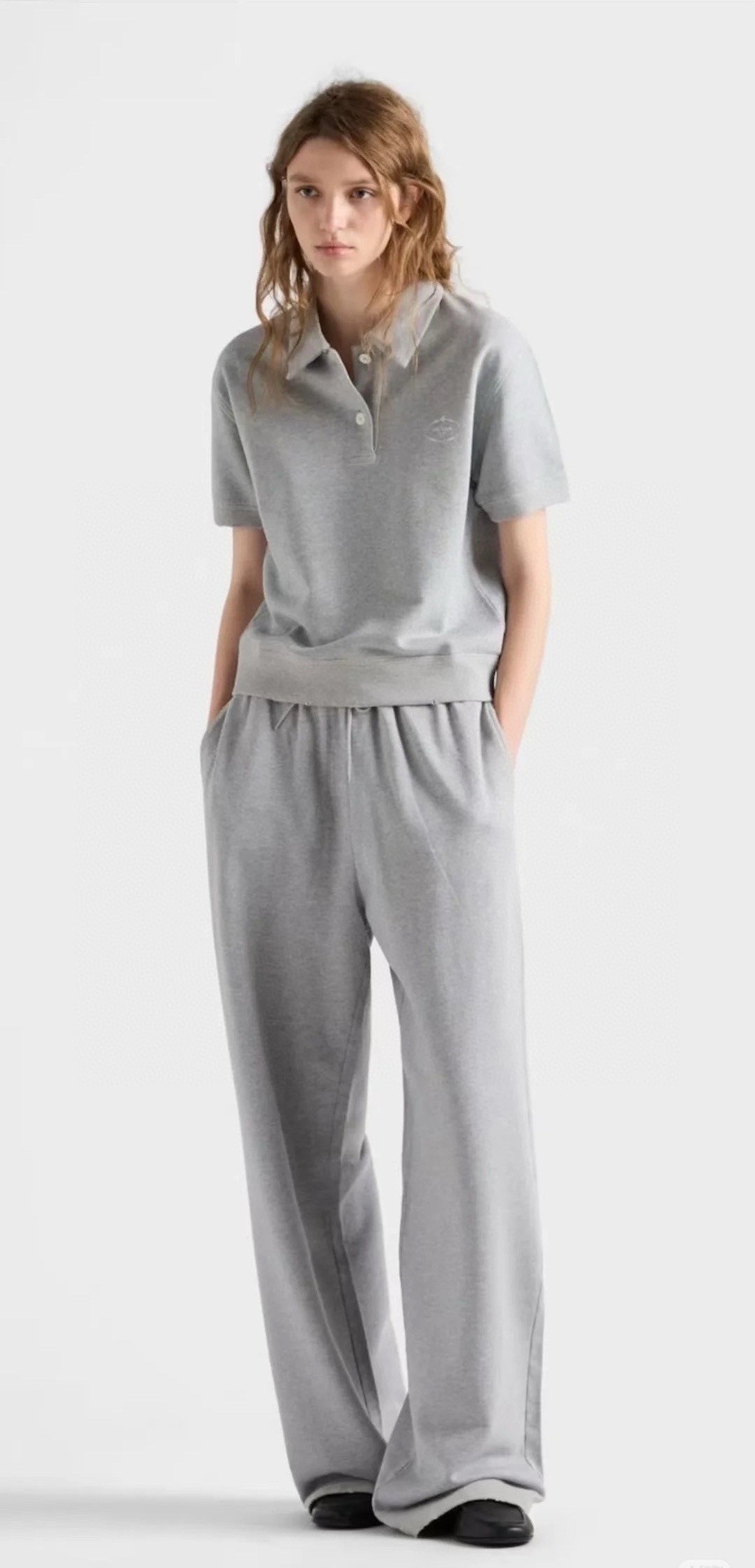 NO:464143,Sweatshirts, trousers, PRADA25 autumn and winter new drawstring casual sweatshirts, old letter printed casual sweatshirts, threaded neckline cuff trim, back collar triangle logo, classic triangle logo for back pockets, casual sweatpants, pockets made of worn-out cotton, delicate and comfortable, soft and fleshy, close-fitting and not dry at all, hand-matched and damaged hole treatment with a little craftsmanship spot SML,,prada,hoodie,sweatshirts,alexander wang19860909卫衣 长裤 PRADA25秋冬新款抽绳休闲卫衣卫裤 做旧字母印花休闲运动衫,螺纹领口袖口饰边,后领三角标识, 裤子后口袋经典三角标 休闲运动裤 口袋做了磨破设计 毛圈棉质细腻舒适感 是柔软又有肉感的贴身一点都不干涩 手工磨破破洞处理带点工艺点 现货 SML,,prada,hoodie,sweatshirts,alexander wang,Women's clothing