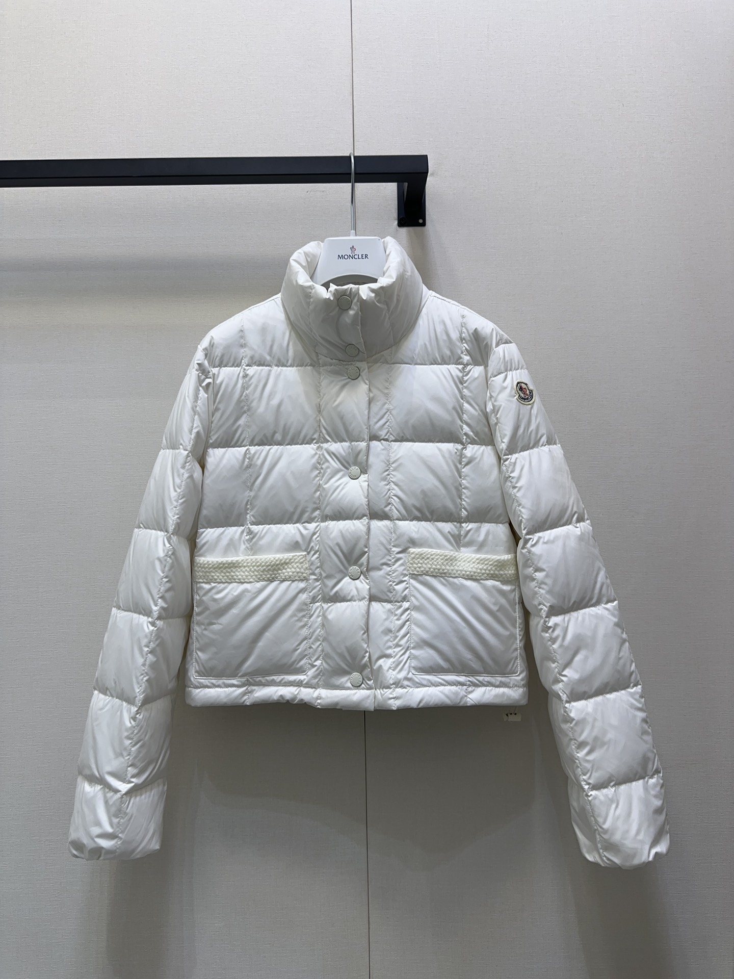 NO:464149,With dust bag, Moncle*25Fw autumn and winter new style, white moonlight light book down jacket | Exclusive yb development!  High-end production!  Filled with the new national standard 90 white goose down, this down jacket can accommodate any body shape and not pick on height, because it is a medium and short down jacket with knitted splicing in the pocket looks more playful and cute. The specific imported fabric is shiny, and the hardware buttons are all original molded. Highly recommended!  S/M/L large-scale real-time photos, Jackets & coats, down jacket, alexander wang19860909配防尘袋 Moncle*25Fw秋冬新款 白月光轻簿款羽绒服外套丨独家yb开发！高版出品！填充新国标90白鹅绒,这款羽绒服可以包容任何身材,不挑身高,因为是一个中短款的羽绒服口袋处的针织拼接更加显得俏皮可爱采用特定的进口面料面料是有光泽的,五金扣子都是原版开模 强烈推荐！现货发售S/M/L大货实拍,,jackets & coats,down jacket,alexander wang,Women's clothing