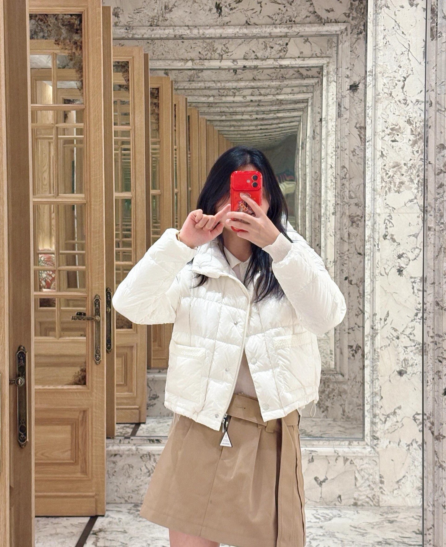 NO:464155,Moncle*25Fw autumn and winter new style, white moonlight light book down jacket | Exclusive yb development!  High-end production!  Filled with the new national standard 90 white goose down, this down jacket can accommodate any body shape and not pick on height, because it is a medium and short down jacket with knitted splicing in the pocket looks more playful and cute. The specific imported fabric is shiny, and the hardware buttons are all original molded. Highly recommended!  S/M/L, Jackets & coats, down jacket, alexander wang19860909Moncle*25Fw秋冬新款 白月光轻簿款羽绒服外套丨独家yb开发！高版出品！填充新国标90白鹅绒,这款羽绒服可以包容任何身材,不挑身高,因为是一个中短款的羽绒服口袋处的针织拼接更加显得俏皮可爱采用特定的进口面料面料是有光泽的,五金扣子都是原版开模 强烈推荐！现货发售S/M/L,,jackets & coats,down jacket,alexander wang,Women's clothing