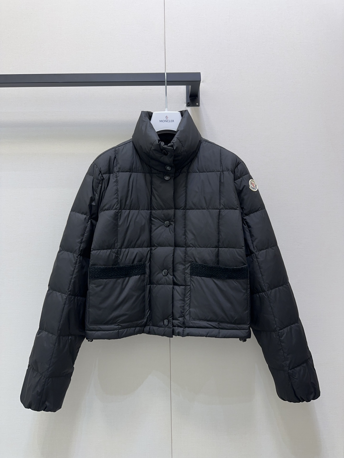 NO:464161,With dust bag, Moncle*25Fw autumn and winter new style, white moonlight light book down jacket | Exclusive yb development!  High-end production!  Filled with the new national standard 90 white goose down, this down jacket can accommodate any body shape and not pick on height, because it is a medium and short down jacket with knitted splicing in the pocket looks more playful and cute. The specific imported fabric is shiny, and the hardware buttons are all original molded. Highly recommended!  S/M/L large-scale real-time photos, Jackets & coats, down jacket, alexander wang19860909配防尘袋 Moncle*25Fw秋冬新款 白月光轻簿款羽绒服外套丨独家yb开发！高版出品！填充新国标90白鹅绒,这款羽绒服可以包容任何身材,不挑身高,因为是一个中短款的羽绒服口袋处的针织拼接更加显得俏皮可爱采用特定的进口面料面料是有光泽的,五金扣子都是原版开模 强烈推荐！现货发售S/M/L大货实拍,,jackets & coats,down jacket,alexander wang,Women's clothing