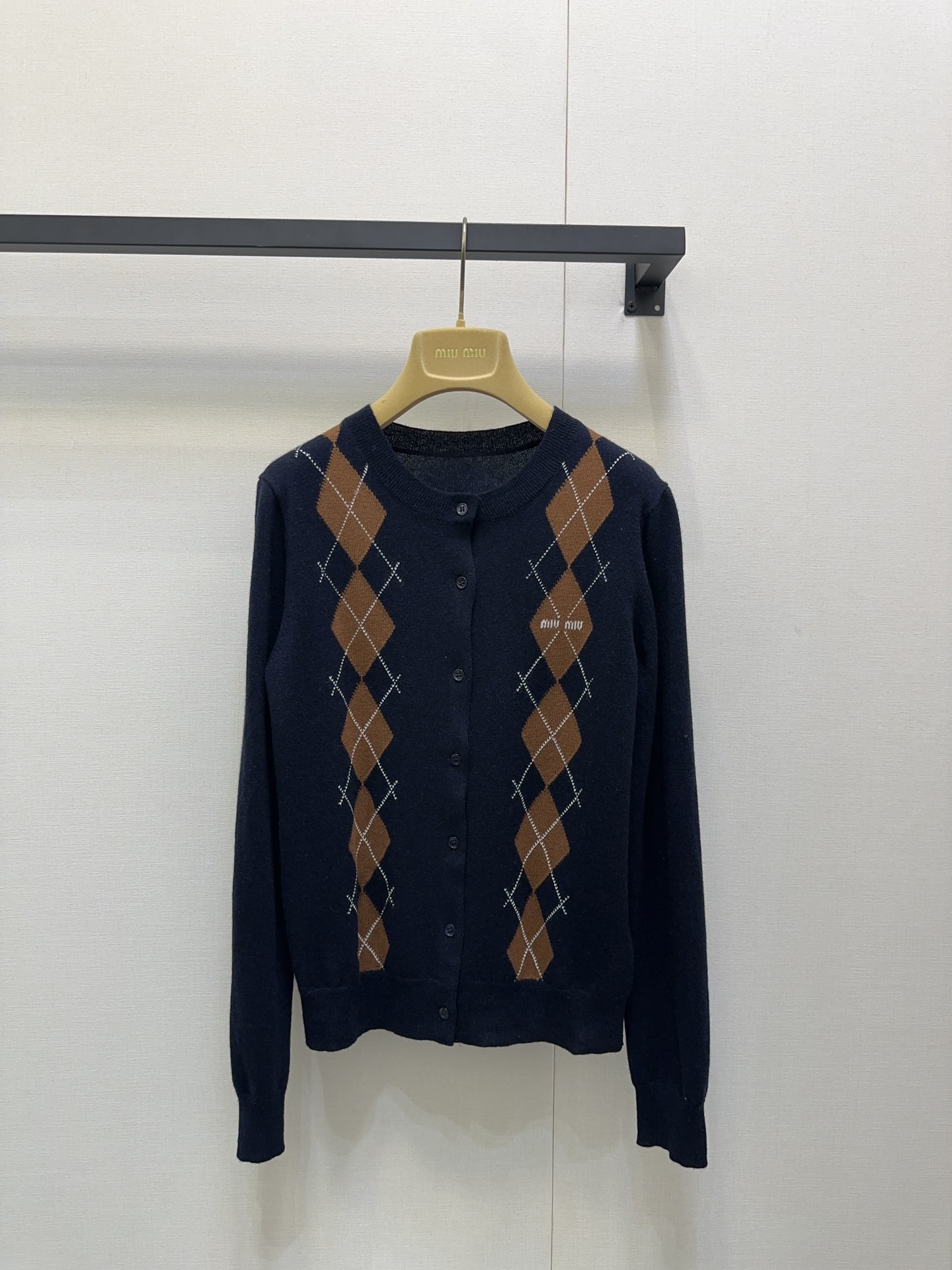 NO:465803,Mium*u 25Fw early autumn new style contrasting diamond cashmere knitted cardigan. Original development!  High-end production!  Round neck fitting cardigan style, 1:1 open mold pair color shell round button opening and closing difference market low version upper body is fresh and gentle, it looks good when worn alone or layered, and it can easily wear it with shorts or skirt to create a sweet and retro girly look. Spot SML large-scale real shot, miumiu, skirts, shorts, alexander wang19860909Mium*u 25Fw早秋新款 撞色菱格羊绒针织开衫.原版开发！高版出品！圆领合身开襟衫版型,1:1开模对色贝壳圆扣开合区别市场低版上身清新温柔,单穿或者叠穿都好看,搭配短裤或者半裙轻松穿出乖甜复古少女感 现货SML大货实拍,,miumiu,skirts,shorts,alexander wang,Women's clothing