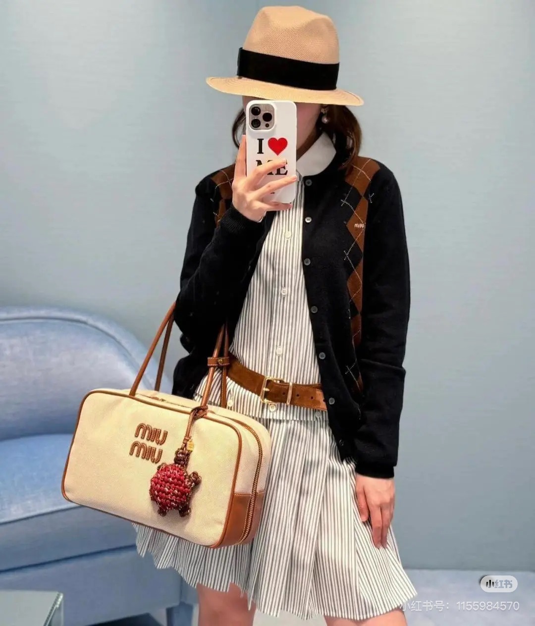 NO:465810,Mium*u 25Fw early autumn new style contrasting diamond cashmere knitted cardigan. Original development!  High-end production!  Round neck fitting cardigan style, 1:1 mold-on-color shell round buckle opening and closing difference market low version upper body is fresh and gentle, it looks good when worn alone or layered, and it can be easily worn with shorts or skirts to create a sweet and retro girly feeling. Spot SML, miumiu, skirts, shorts, alexander wang19860909Mium*u 25Fw早秋新款 撞色菱格羊绒针织开衫.原版开发！高版出品！圆领合身开襟衫版型,1:1开模对色贝壳圆扣开合区别市场低版上身清新温柔,单穿或者叠穿都好看,搭配短裤或者半裙轻松穿出乖甜复古少女感 现货SML,,miumiu,skirts,shorts,alexander wang,Women's clothing