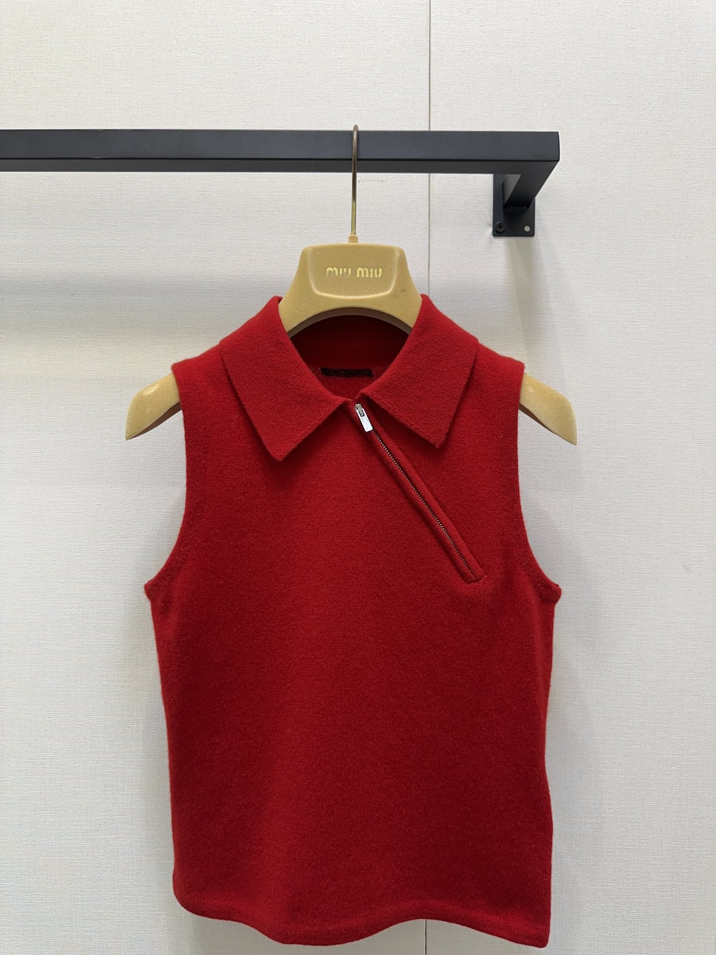 NO:465756,Miumi* 25Fw early autumn new style, fashionable top-school age-reducing knitted polo vest. Original development!  High-end production!  Super stacking artifact!  Irregular side zipper design, custom cashmere yarn!  The temperamental girlish style makes her look younger and sweet, and she doesn’t pick on the face and looks slim with her upper body!  I don’t want to be beautiful in my upper body!  Acknowledge the higher version!  Spot SML big-ticket real shot, miumiu, alexander wang19860909Miumi* 25Fw早秋新款 时髦尖子生减龄针织织polo背心.原版开发！高版出品！超级叠搭神器！不规则侧拉链设计,定制山羊绒纱线！气质少女风减龄甜美气息,不挑人版型上身巨显瘦！上身美的不要不要的！认准高版本！现货 SML大货实拍,,miumiu,alexander wang,Women's clothing