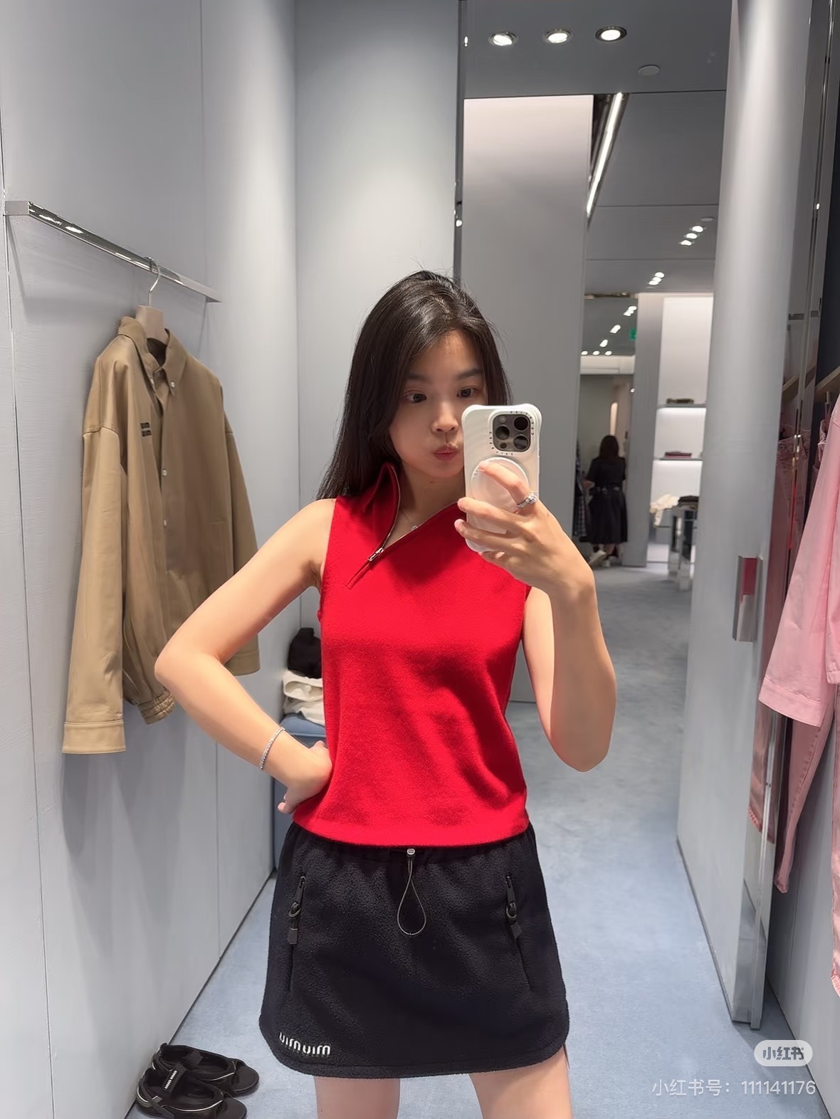 NO:465763,Miumi* 25Fw early autumn new style, fashionable top-school age-reducing knitted polo vest. Original development!  High-end production!  Super stacking artifact!  Irregular side zipper design, custom cashmere yarn!  The temperamental girlish style makes her look younger and sweet, and she doesn’t pick on the face and looks slim with her upper body!  I don’t want to be beautiful in my upper body!  Acknowledge the higher version!  Spot SML, miumiu,alexander wang19860909Miumi* 25Fw早秋新款 时髦尖子生减龄针织织polo背心.原版开发！高版出品！超级叠搭神器！不规则侧拉链设计,定制山羊绒纱线！气质少女风减龄甜美气息,不挑人版型上身巨显瘦！上身美的不要不要的！认准高版本！现货 SML,,miumiu,alexander wang,Women's clothing