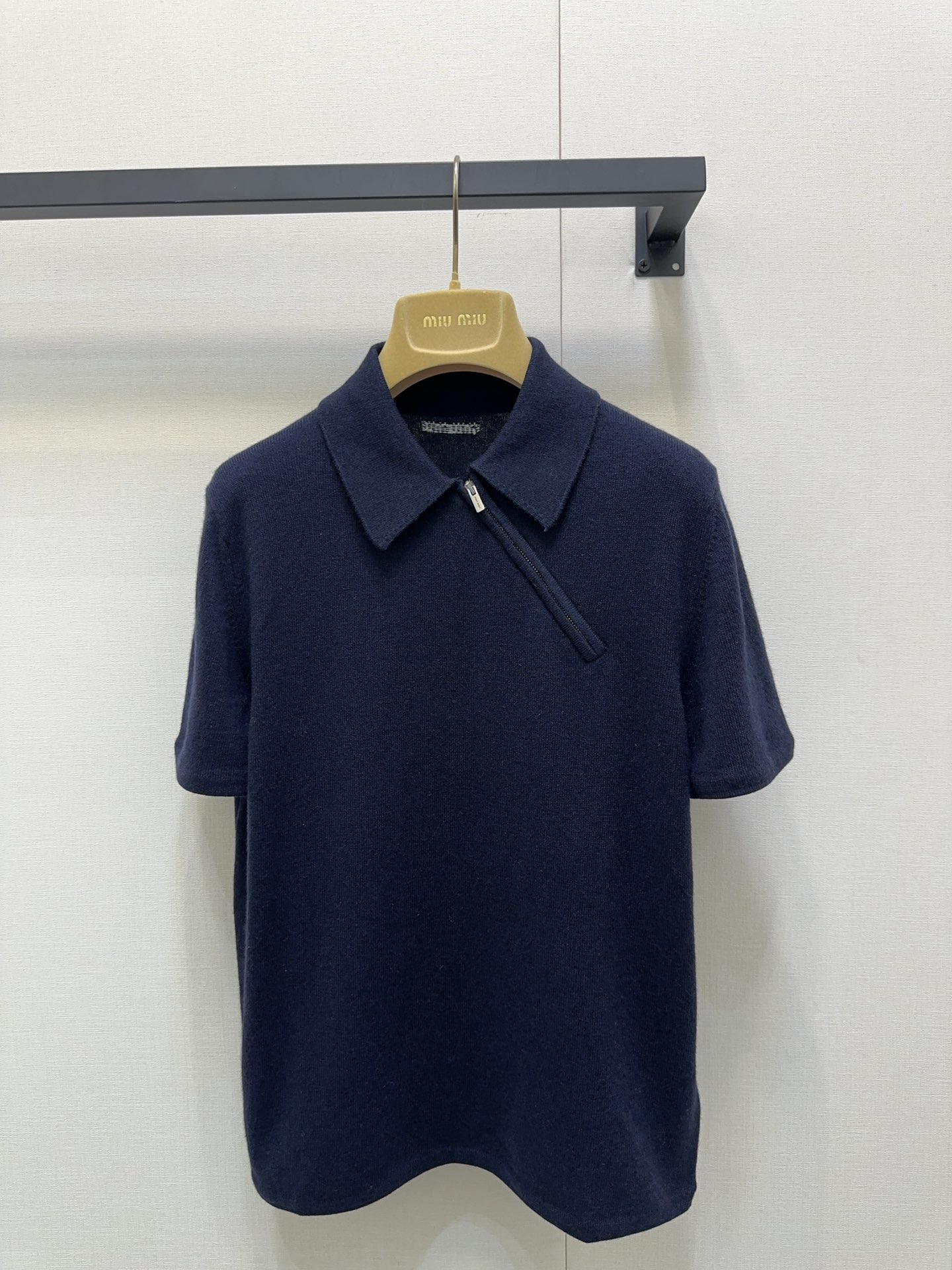 NO:465769,Miumi* 25Fw early autumn new style, fashionable top-school knitted polo short-sleeved sleeves. Original development!  High-end production!  Super stacking artifact!  Irregular side zipper design, custom cashmere yarn!  The temperamental girlish style makes her look younger and sweet, and she doesn’t pick on the face and looks slim with her upper body!  I don’t want to be beautiful in my upper body!  Acknowledge the higher version!  Spot SML big-ticket real shot, miumiu, T-shirt, alexander wang19860909Miumi* 25Fw早秋新款 时髦尖子生减龄针织织polo短袖.原版开发！高版出品！超级叠搭神器！不规则侧拉链设计,定制山羊绒纱线！气质少女风减龄甜美气息,不挑人版型上身巨显瘦！上身美的不要不要的！认准高版本！现货 SML大货实拍,,miumiu,T-shirt,alexander wang,Women's clothing