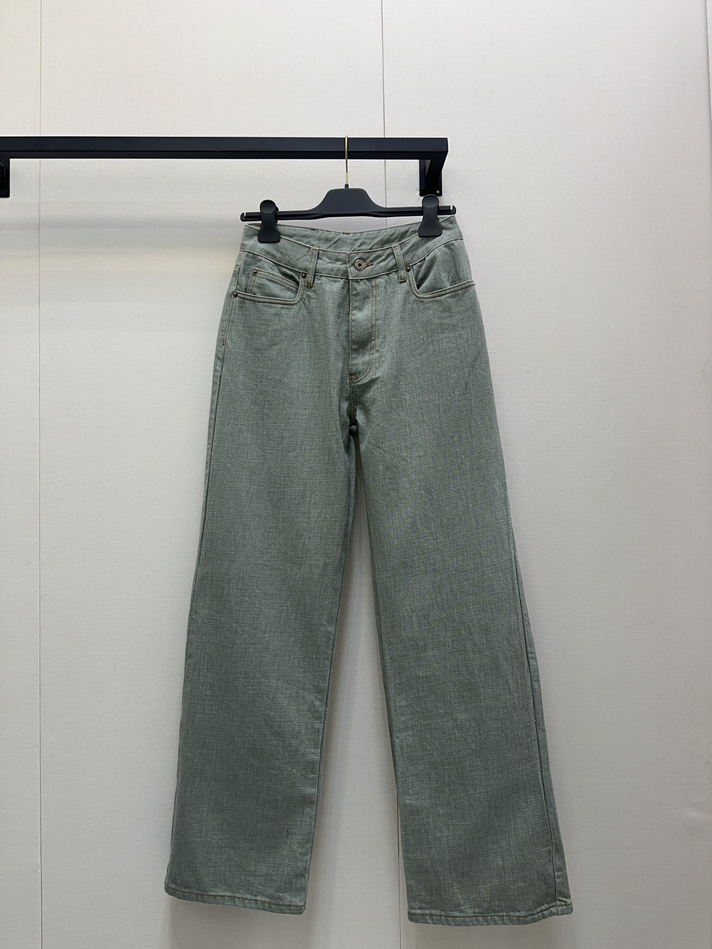 NO:467538,LOEWE early autumn new style khaki green tannin casual jeans khaki green denim fabric comes with refreshing filters simple and unique design Soft denim LOEWE embossed leather Every detail shows exquisiteness Refreshing and relaxing sense The fashion sense is directly full, and it is very suitable for daily going out and dates. Who doesn’t love a comfortable and beautiful outfit! Slack outfit is on sale and I’m sure my version SML large-scale real shot, loewe, jeans, alexander wang19860909LOEWE早秋新款 卡其绿色单宁休闲牛仔裤 卡其绿色牛仔面料自带清爽滤镜 简约中透着独特设计 软软的牛仔 LOEWE 压纹皮质 各个细节都在展现精致 清爽松弛感拿捏 时尚感直接拉满,日常出街、约会都很适配,舒适又好看的穿搭谁不爱! 松弛感穿搭发售 认准我家版本 SML大货实拍,,loewe,jeans,alexander wang,Women's clothing