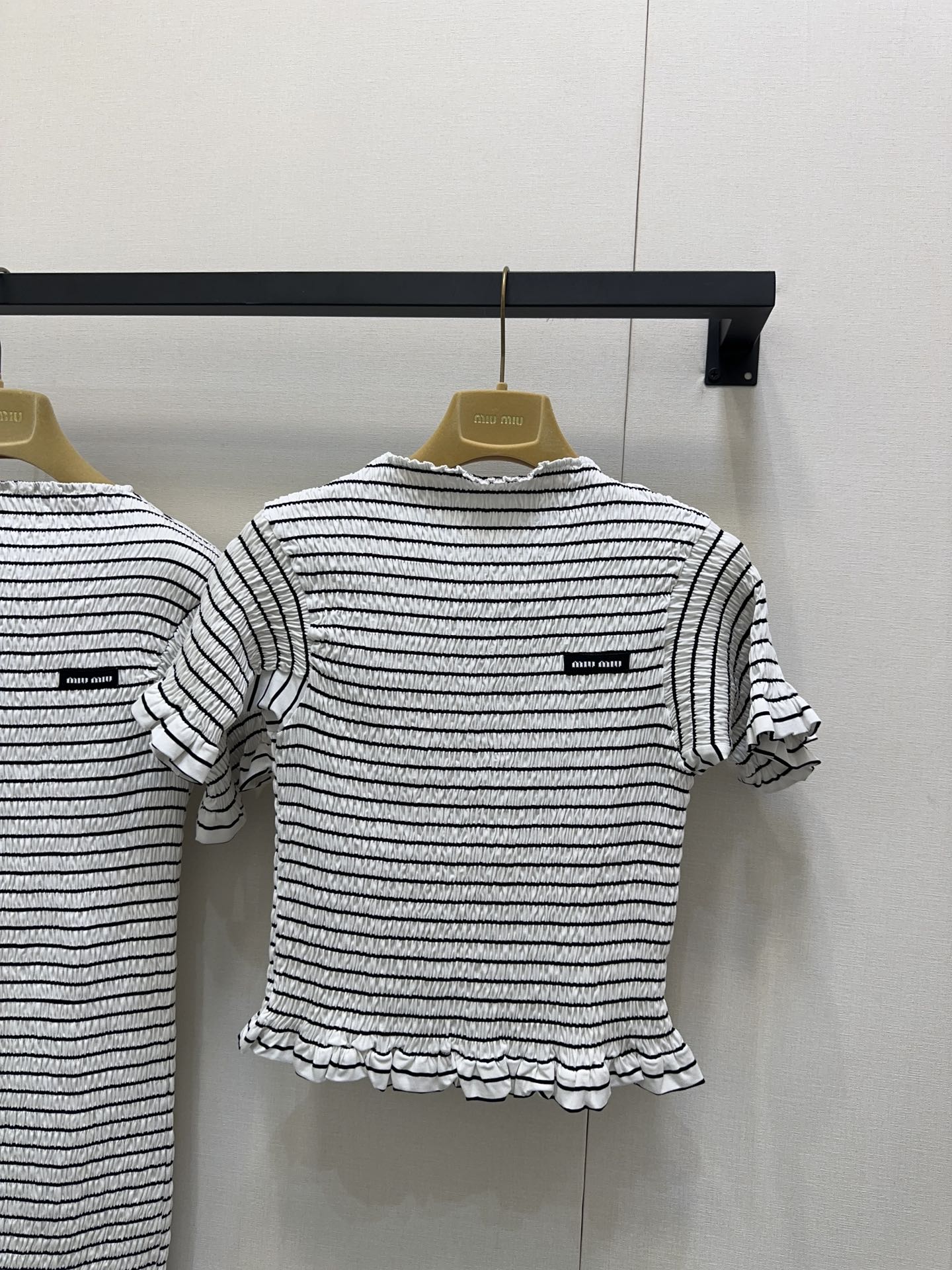 NO:467568,Miu Miu New early autumn style, retro striped pleated top, wrinkled texture, vintage black and white stripes have a slack feeling, fungus lace details are sweet but not greasy, classic chest logo, low-key to show identity~ It is suitable for various bottoms, refreshing and layering can also be easily highlighted, fashionable wardrobe essential items, whoever wears them, whoever controls French slack feeling is on sale in stock, SML large-scale real shot, miumiu, alexander wang19860909Miu Miu 早秋新款 复古条纹褶皱上衣 褶皱肌理藏着小心机 复古黑白条纹自带松弛感,木耳花边细节甜而不腻 经典胸前徽标 低调彰显身份～ 适配各种下装,单穿清爽,叠穿也能轻松出彩,时髦精衣橱必备单品,谁穿谁拿捏法式松弛感现货发售 认准我家版本 SML大货实拍,,miumiu,alexander wang,Women's clothing