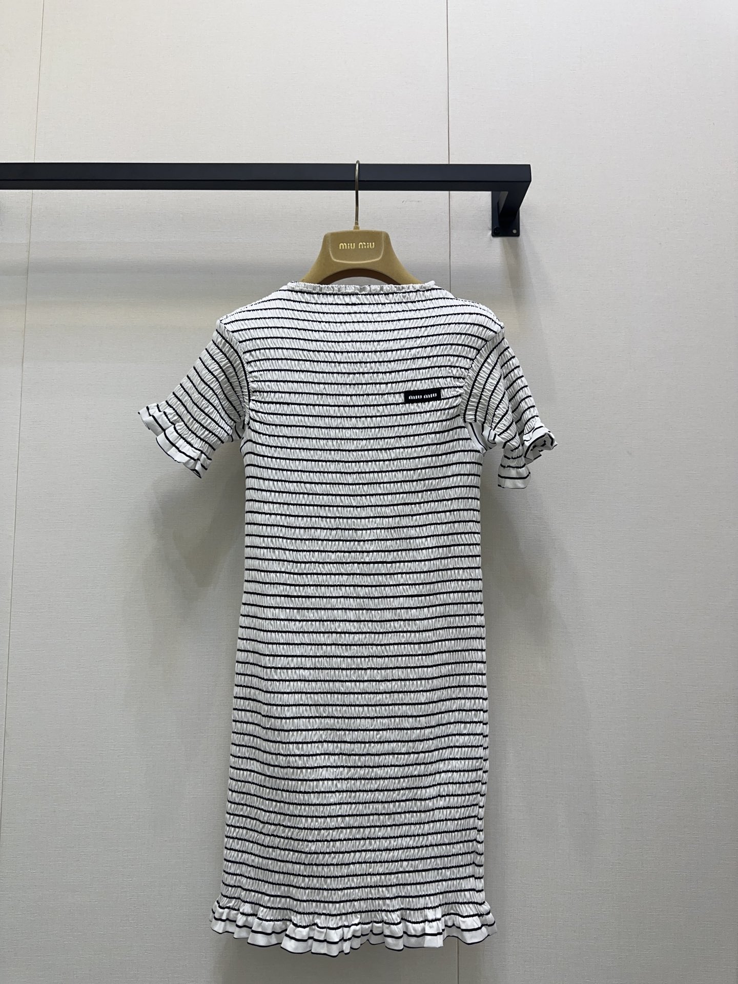 NO:467574,Miu Miu New Striped Dress in Early Autumn Classic Black and White Matching Never Goes Mirrored Skills Cuffs The ruffles on the skirt add sweetness to the neat lines. Slim-fitting cuts just outline the curve. Daily outing or dates. Just wear them casually and fashionable. It is a classic letter logo that is casual and fashionable. It is suitable for everyday outing or light social occasions. From the neatness of the front to the casualness of the back, it fully interprets the lazy and exquisite tone. Whoever wears is the street fashion sense. Identify my version. SML large-scale goods are sold in stock, miumiu, skirts, alexander wang19860909Miu Miu 早秋新款条纹连衣裙 经典黑白配永不出错～褶皱肌理藏着小心机 袖口 裙摆的荷叶边,给利落线条添了份甜 修身剪裁刚好勾勒曲线,日常出街或约会,随手一穿就是松弛时髦感经典字母徽标做点缀 随性又时髦 日常出街或轻社交场合都适配,从正面的利落到背面的随性,全方位诠释慵懒精致调调 谁穿谁是街头时髦精 认准我家版本 现货发售SML大货实拍,,miumiu,skirts,alexander wang,Women's clothing