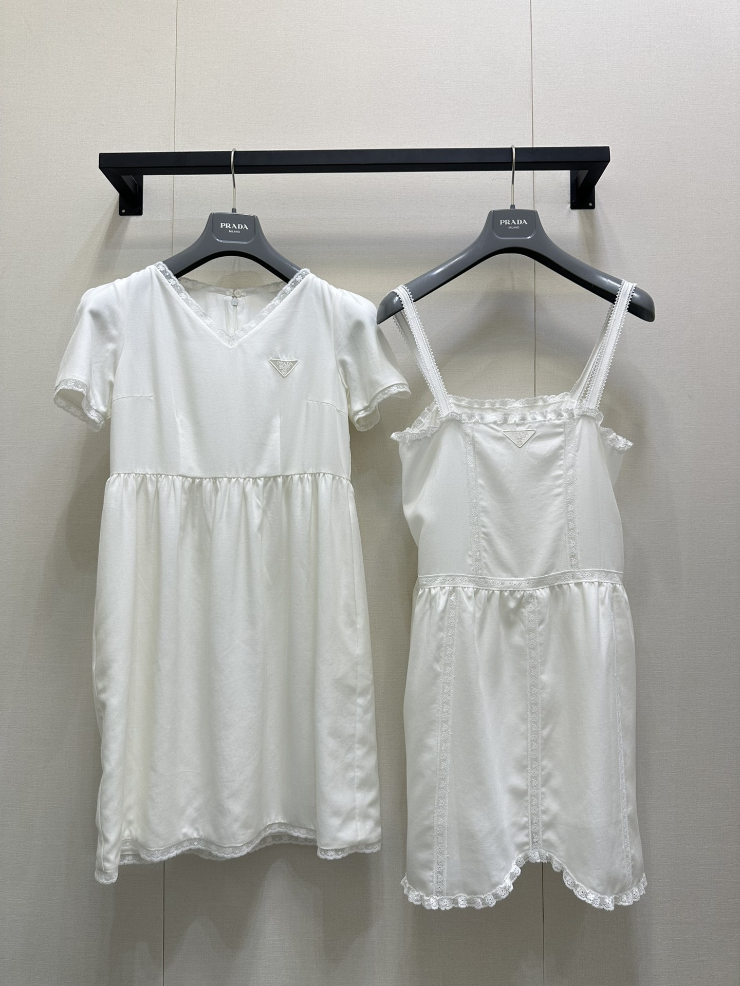 NO:467554,Prad* 25ss Spring and Summer New Style Sweet Lace Strap Tape Stand Dress Strap Tape Stand Dress Strap Tape Stand Dress and classic lace edge splicing design instantly lit up the sweet atmosphere. The H-style style is clever, and the effect of slimming and covering the flesh is first-class!  An excellent choice for spring outfits!  The spliced ​​lace design, the lace part is exquisite and delicate. The white moonlight dress really reveals high quality in every part. When worn, it is fairy-like and beautiful!  It's really super versatile!  Whether it is paired with high heels, flats, or layered, you can easily create different styles. Identify my version of S M L large-scale real-time photos, prada, flats, high heels, skirts, alexander wang19860909Prad* 25ss春夏新款 甜美蕾丝边抹胸吊带连衣裙抹胸吊带裙与经典蕾丝边拼接设计,瞬间点亮甜美气息.H版型巧妙,显瘦遮肉效果一流！春日穿搭的绝佳选择！拼接蕾丝设计,蕾丝部分精致细腻 白月光连衣裙 真的是每一处都透露着高品质.穿在身上 仙气飘飘,美不胜收！真的是超级百搭！无论是搭配高跟鞋还是平底鞋,还是叠穿都能轻松打造出不同的风格.认准我家版本S M L大货实拍,,prada,flats,high heels,skirts,alexander wang,Women's clothing