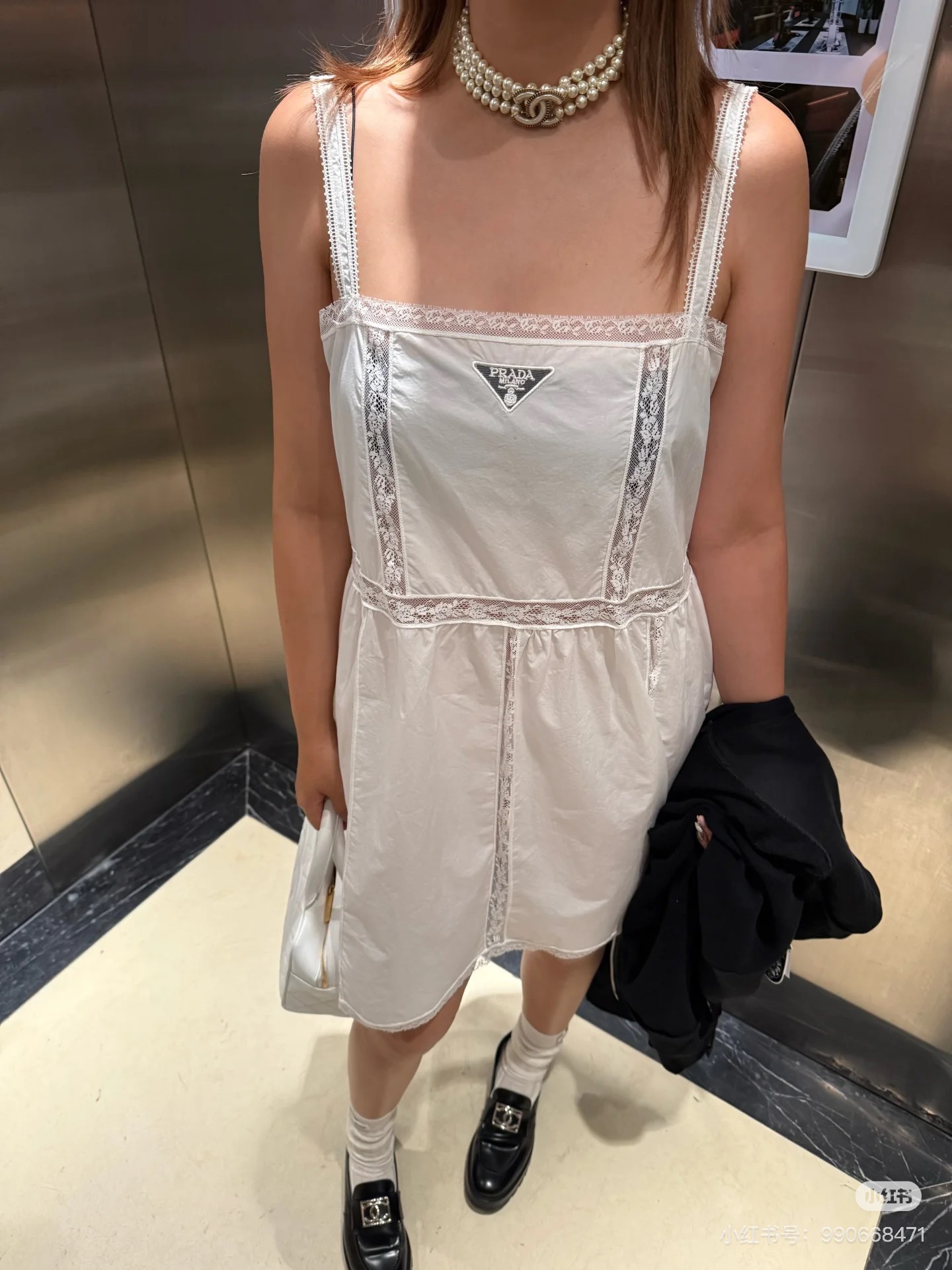 NO:467561,Prad* 25ss Spring and Summer New Style Sweet Lace Strap Tape Stand Dress Strap Tape Stand Dress Strap Tape Stand Dress and classic lace edge splicing design instantly lit up the sweet atmosphere. The H-style style is clever, and the effect of slimming and covering the flesh is first-class!  An excellent choice for spring outfits!  The spliced ​​lace design, the lace part is exquisite and delicate. The white moonlight dress really reveals high quality in every part. When worn, it is fairy-like and beautiful!  It's really super versatile!  Whether it is paired with high heels, flats, or layered, you can easily create different styles. Please identify my version of S M L, prada, flats, high heels, skirts, alexander wang19860909Prad* 25ss春夏新款 甜美蕾丝边抹胸吊带连衣裙抹胸吊带裙与经典蕾丝边拼接设计,瞬间点亮甜美气息.H版型巧妙,显瘦遮肉效果一流！春日穿搭的绝佳选择！拼接蕾丝设计,蕾丝部分精致细腻 白月光连衣裙 真的是每一处都透露着高品质.穿在身上 仙气飘飘,美不胜收！真的是超级百搭！无论是搭配高跟鞋还是平底鞋,还是叠穿都能轻松打造出不同的风格.认准我家版本S M L,,prada,flats,high heels,skirts,alexander wang,Women's clothing