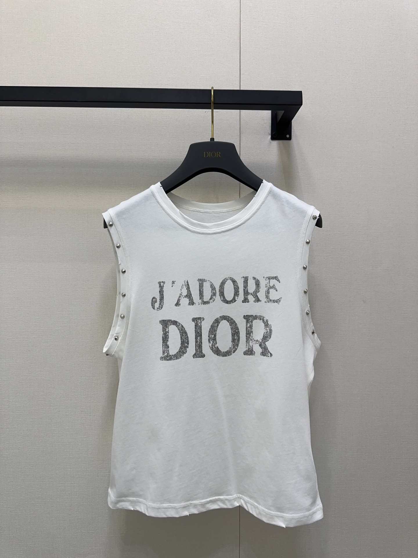 NO:467515,Dio* 25fw early autumn new style, old washing water slogan printed vest T-shirt. Original development!  High-end production!  Liu Ding's craftsmanship embellishes the sleeves with handsome and fashionable sides. The classic style is versatile and not a must-have for wardrobe. The imported pure cotton fabric has a great texture!  The quality of workmanship depends on the details!  S/M/L large-scale goods sold in spot, dior, tees, t-shirt, alexander wang19860909Dio* 25fw早秋新款 做旧洗水标语印花背心T恤.原版开发！高版出品！柳丁工艺点缀袖边帅气又时髦,经典版型百搭不挑人衣橱必备,进口纯棉面料质感超赞！做工品质看细节！现货发售S/M/L大货实拍,,dior,tees，t-shirt,alexander wang,Women's clothing