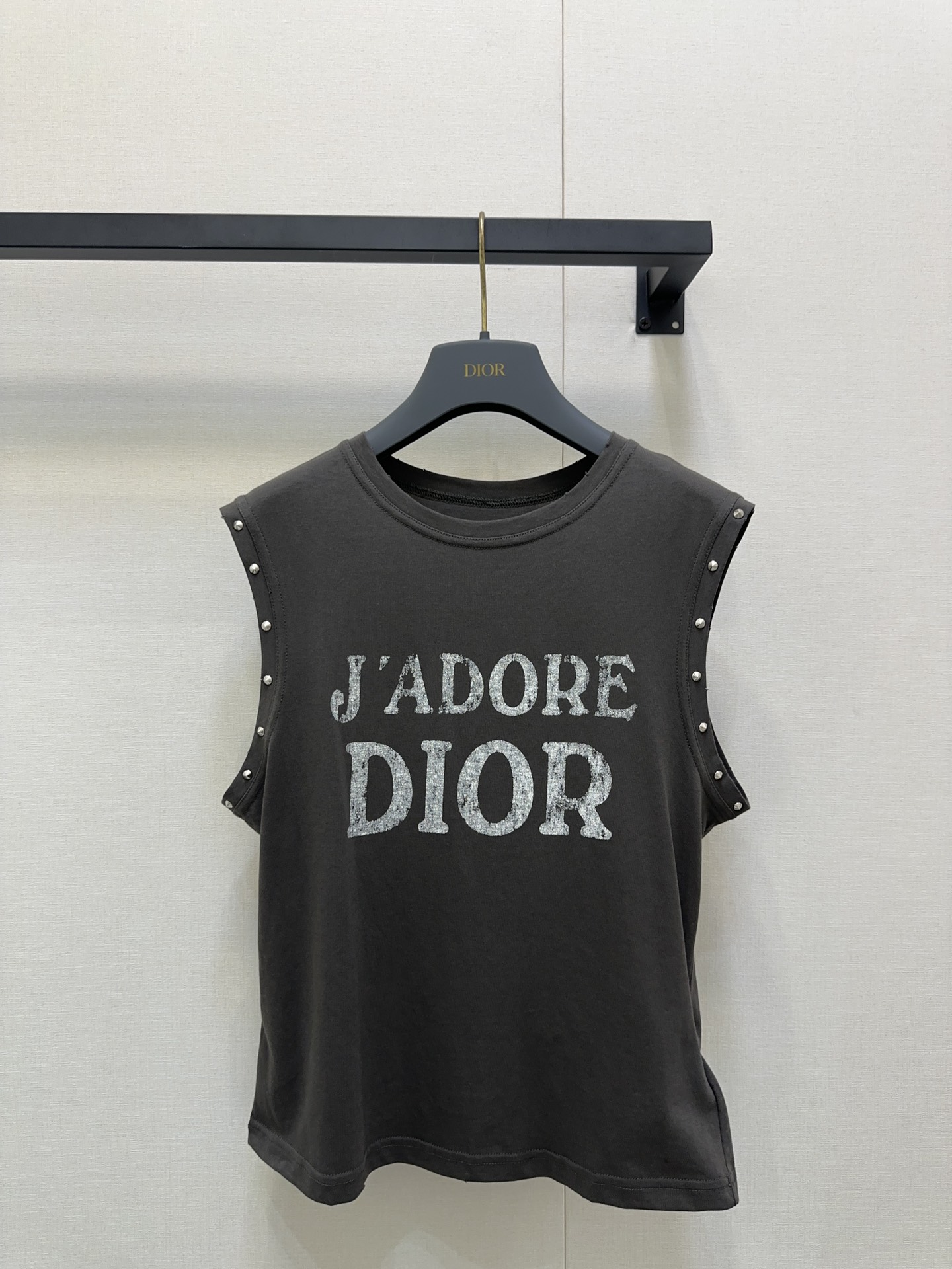 NO:467529,Dio* 25fw early autumn new style, old washing water slogan printed vest T-shirt. Original development!  High-end production!  Liu Ding's craftsmanship embellishes the sleeves with handsome and fashionable sides. The classic style is versatile and not a must-have for wardrobe. The imported pure cotton fabric has a great texture!  The quality of workmanship depends on the details!  S/M/L large-scale goods sold in spot, dior, tees, t-shirt, alexander wang19860909Dio* 25fw早秋新款 做旧洗水标语印花背心T恤.原版开发！高版出品！柳丁工艺点缀袖边帅气又时髦,经典版型百搭不挑人衣橱必备,进口纯棉面料质感超赞！做工品质看细节！现货发售S/M/L大货实拍,,dior,tees，t-shirt,alexander wang,Women's clothing