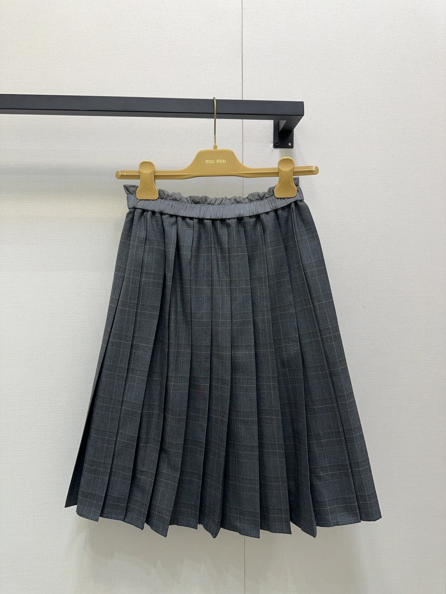 NO:469013,Mium*u 25 new style, spliced ​​plaid mid-length pleated skirt. Sweater version original development!  High-end production!  Classic high-waisted A-line skirt, this season's latest plaid patched waist, front and rear pieces heavy pleated, exquisite craftsmanship and advanced craftsmanship, full of girlishness~ all seasons of practical wear and versatility~ spot SML large-scale real shots, miumiu, skirts, sweaters, alexander wang19860909Mium*u 25新款 拼接格纹中长款百褶半身裙.毛衣版本 原版开发！高版出品！经典高腰A字裙型,这一季最新的格纹拼接腰身,前后片重工打褶,褶位和褶量精致工艺高级,满满的少女感~四季实穿百搭~现货SML大货实拍,,miumiu,skirts,sweaters,alexander wang,Women's clothing