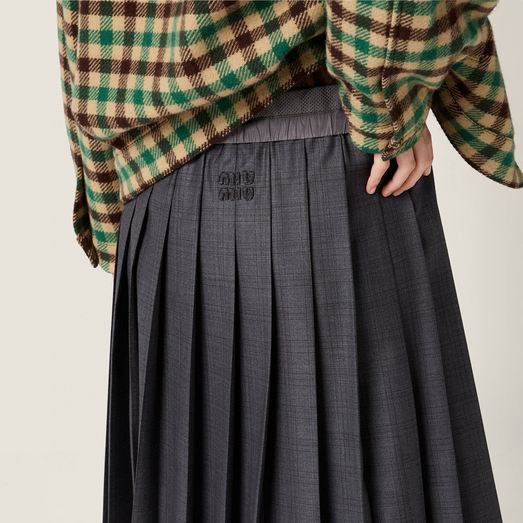 NO:469020,Mium*u 25 new style, spliced ​​plaid mid-length pleated skirt. Sweater version original development!  High-end production!  Classic high-waist A-line skirt, this season's latest plaid patched waist, front and rear pieces heavy pleated, exquisite pleat position and pleat volume, full of girlishness~ all seasons of practical wear and versatility~ Spot SML,,miumiu, skirts, sweaters, alexander wang19860909Mium*u 25新款 拼接格纹中长款百褶半身裙.毛衣版本 原版开发！高版出品！经典高腰A字裙型,这一季最新的格纹拼接腰身,前后片重工打褶,褶位和褶量精致工艺高级,满满的少女感~四季实穿百搭~现货SML,,miumiu,skirts,sweaters,alexander wang,Women's clothing