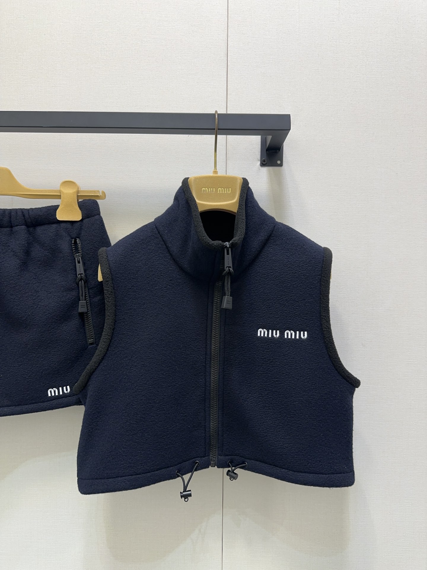 NO:469025,Vest)*25 Logo embroidered velvet vest with a royal skirt back!  Whoever wears it looks good. The college age-reducing outfit is stress-free, three-dimensional tailored. Exclusively customized imported yb wool material, delicate and comfortable. It is excellent in matching with various outfits. Classic letters and logo embroidery patterns. The texture of the hardware accessories is super good. The waist is adjustable drawstring design, which is warm and fashionable and easy to take into account!  Fashionable essential items 1:1 Superb style The latest items in early autumn. Identify my version of SML large-scale products, skirts, alexander wang19860909马甲）*25徽标刺绣摇粒绒马甲搭配王炸半裙回归！谁穿谁好看系列 学院减龄穿搭无压力,立体剪裁 独家定制进口yb绵羊毛材质,手感细腻舒适 搭配各种穿搭都很绝 经典字母徽标刺绣图案 对版五金配件质感超好 腰头做可调节抽绳设计 保暖与时髦轻松兼顾！时髦精必入单品1:1超赞版型 早秋最新单品 认准我家版本SML大货实拍,,skirts,alexander wang,Women's clothing