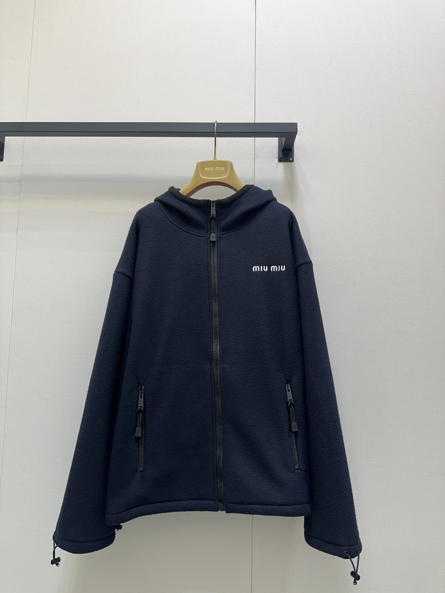 NO:468990,*25 Logo embroidered fleece hooded zipper jacket Miu home king coat returns!  Whoever wears it looks good, the college age-reducing outfits are stress-free, the three-dimensional tailored and wide-fitting is easy to control for men and women~ Exclusive custom imported yb wool material, delicate and comfortable feel, and the zipper hooded style is excellent with all kinds of outfits!  Classic letter logo embroidery pattern, the texture of the hardware accessories is super good!  The cuffs and hem are all adjustable drawstring designs, which are both warm and fashionable and easy to take into account!  Fashionable products must be purchased 1:1 Superb style, the latest products in early autumn, please check my version of SML products, Miumiu, jackets & coats, hats, alexander wang19860909*25徽标刺绣摇粒绒连帽拉链外套miu家王炸外套回归！谁穿谁好看系列,学院减龄穿搭无压力,立体剪裁阔版型男女轻松驾驭～ 独家定制进口yb绵羊毛材质,手感细腻舒适,拉链连帽款式搭配各种穿搭都很绝！经典字母徽标刺绣图案,对版五金配件质感超好！袖口与下摆都做可调节抽绳设计,保暖与时髦轻松兼顾！时髦精必入单品1:1超赞版型 早秋最新单品 认准我家版本SML大货实拍,,miumiu,jackets & coats,hats,alexander wang,Women's clothing