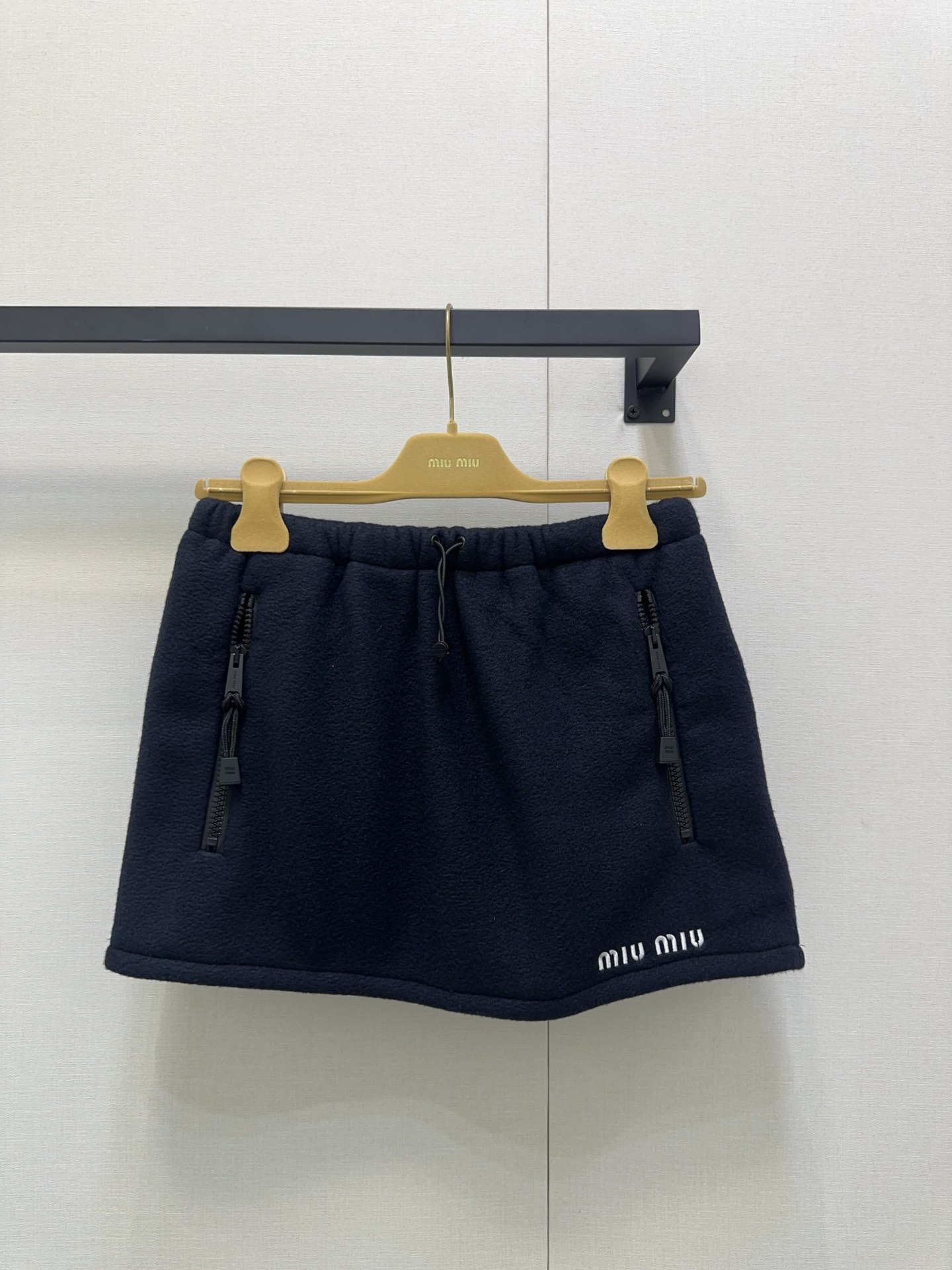 NO:468979,(Skirt) *25 Logo embroidered fleece skirt, back with a royal coat!  Whoever wears it looks good. The college age-reducing outfit is stress-free, three-dimensional tailored. Exclusively customized imported yb wool material, delicate and comfortable. It is excellent in combination with various outfits. Classic letters and logo embroidery patterns. The texture of the hardware accessories is super good. The waist is adjustable drawstring design, which is warm and fashionable and easy to take into account!  Fashionable products must be purchased 1:1 Superb style, the latest products in early autumn, please check my version of SML products, skirts, jackets & coats, alexander wang19860909（半裙）*25徽标刺绣摇粒绒半裙 搭配王炸外套回归！谁穿谁好看系列 学院减龄穿搭无压力,立体剪裁 独家定制进口yb绵羊毛材质,手感细腻舒适 搭配各种穿搭都很绝 经典字母徽标刺绣图案 对版五金配件质感超好 腰头做可调节抽绳设计 保暖与时髦轻松兼顾！时髦精必入单品1:1超赞版型 早秋最新单品 认准我家版本SML大货实拍,,skirts,jackets & coats,alexander wang,Women's clothing