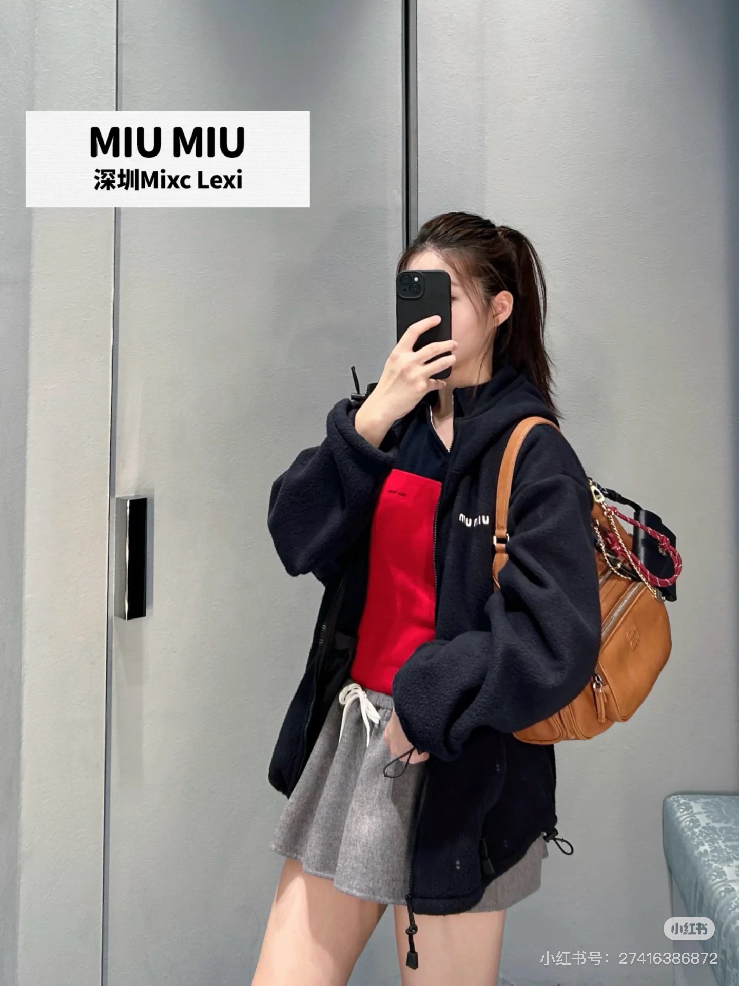 NO:468996,*25 Logo embroidered fleece hooded zipper jacket Miu home king coat returns!  Whoever wears it looks good, the college age-reducing outfits are stress-free, the three-dimensional tailored and wide-fitting is easy to control for men and women~ Exclusive custom imported yb wool material, delicate and comfortable feel, and the zipper hooded style is excellent with all kinds of outfits!  Classic letter logo embroidery pattern, the texture of the hardware accessories is super good!  The cuffs and hem are all adjustable drawstring designs, which are both warm and fashionable and easy to take into account!  Fashionable essential items 1:1 Superb style The latest items in early autumn. Please check my version SML, miumiu, jackets & coats, hats, alexander wang19860909*25徽标刺绣摇粒绒连帽拉链外套miu家王炸外套回归！谁穿谁好看系列,学院减龄穿搭无压力,立体剪裁阔版型男女轻松驾驭～ 独家定制进口yb绵羊毛材质,手感细腻舒适,拉链连帽款式搭配各种穿搭都很绝！经典字母徽标刺绣图案,对版五金配件质感超好！袖口与下摆都做可调节抽绳设计,保暖与时髦轻松兼顾！时髦精必入单品1:1超赞版型 早秋最新单品 认准我家版本SML,,miumiu,jackets & coats,hats,alexander wang,Women's clothing