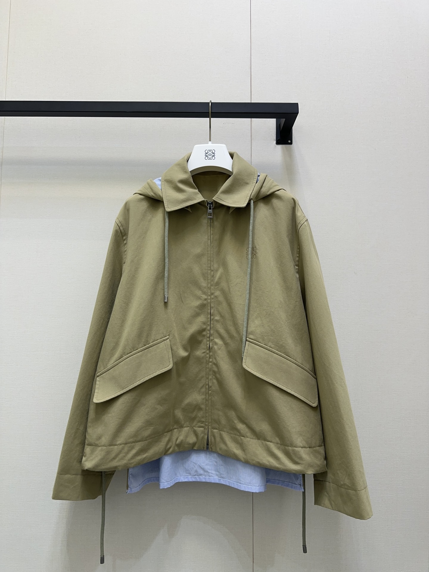 NO:469021,Loew* 25Fw autumn and winter new model, micro-label embroidered pocket drawstring loose hooded windbreaker jacket original development!  High-end production!  Khaki windbreaker spliced ​​with light blue striped lining, two fake pieces are designed with special hood + lapel. The front and back are carefully worn with a slightly different length, perfectly wrapping the girl's hips, the side length is extended to the visual sense of legs, loose style does not pick the figure, and the pairing of pants and skirts are excellent. Whoever wears is the most fashionable person on the street, which is listed as the most worthy windbreaker this year, perfect workmanship quality depends on the details. Spot SML large-scale real shot, loewe, skirts, jackets & coats, hats, alexander wang19860909Loew* 25Fw秋冬新款 微标刺绣口袋抽绳宽松连帽风衣外套原版开发！高版出品！卡其色风衣拼接浅蓝色条纹内衬,假两件设计好特别连帽+翻领 一衣两穿的小心思拿捏前后略为不一样的长度,完美包裹女生的臀围,侧面拉长腿部视觉感,宽松版型不挑身材,搭裤子裙子都很绝,谁穿谁是街头最会穿的时髦精~已经列入今年最值得入的风衣list完美做工品质看细节.现货SML大货实拍,,loewe,skirts,jackets & coats,hats,alexander wang,Women's clothing