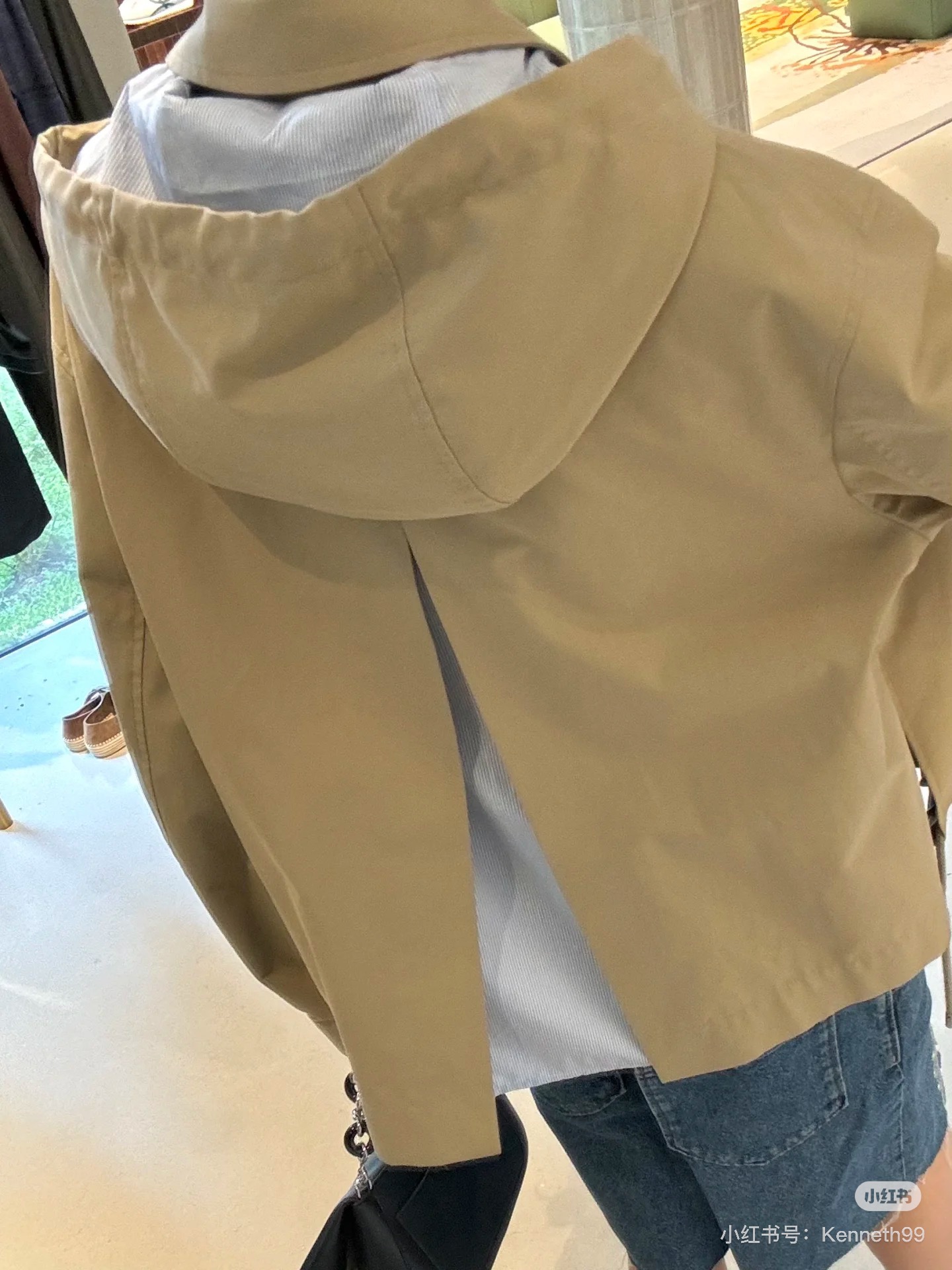 NO:469027,Loew* 25Fw autumn and winter new model, micro-label embroidered pocket drawstring loose hooded windbreaker jacket original development!  High-end production!  Khaki windbreaker spliced ​​with light blue striped lining, two fake pieces are designed with special hood + lapel. The front and back are carefully worn with a slightly different length, perfectly wrapping the girl's hips, the side length is extended to the visual sense of legs, loose style does not pick the figure, and the pants and skirts are excellent. Whoever wears is the most fashionable person on the street, which is listed as the most worthy windbreaker this year, perfect workmanship quality depends on the details. Spot SML, loewe, skirts, jackets & coats, hats, alexander wang19860909Loew* 25Fw秋冬新款 微标刺绣口袋抽绳宽松连帽风衣外套原版开发！高版出品！卡其色风衣拼接浅蓝色条纹内衬,假两件设计好特别连帽+翻领 一衣两穿的小心思拿捏前后略为不一样的长度,完美包裹女生的臀围,侧面拉长腿部视觉感,宽松版型不挑身材,搭裤子裙子都很绝,谁穿谁是街头最会穿的时髦精~已经列入今年最值得入的风衣list完美做工品质看细节.现货SML,,loewe,skirts,jackets & coats,hats,alexander wang,Women's clothing