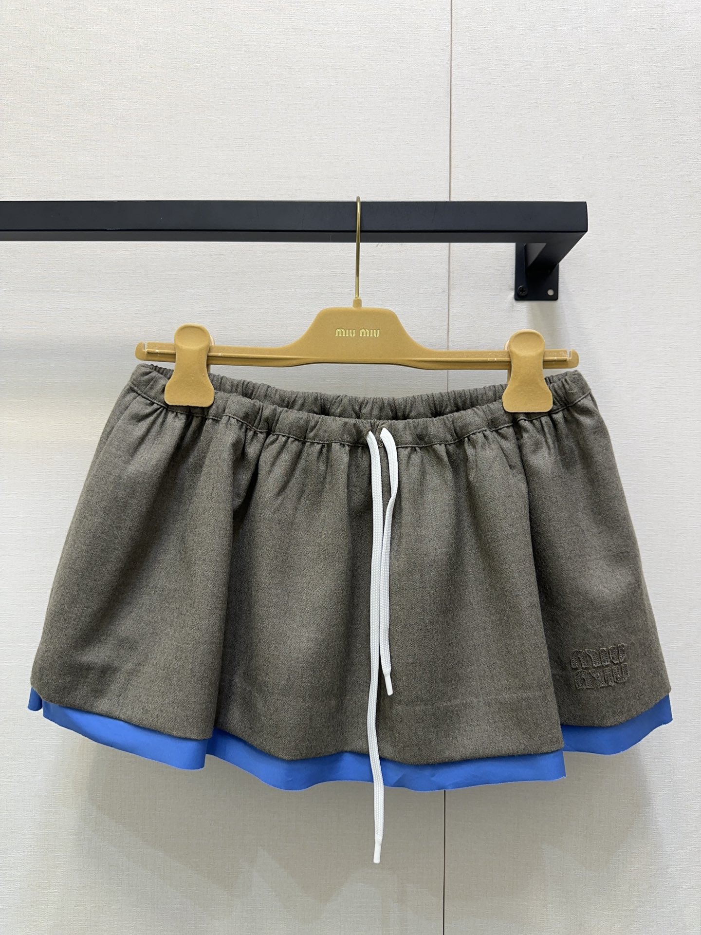 NO:469001,Miumi*25Fw early autumn new style, embroidered letters logo patchwork blue skirt. Pure wool material original development!  High-end production!  Customized wool material, soft, delicate and comfortable fabric, hem brand logo embroidery embroidery, low-key and connotation~ ballet girl style outfit yyds!  It’s so beautiful to match it casually with exquisite and high-end outfits~ Identify the higher version!  Spot SML real-time photos, miumiu, skirts, alexander wang19860909Miumi*25Fw早秋新款 刺绣字母徽标拼接蓝边半裙.纯羊毛材质 原版开发！高版出品！定制羊毛材质,面料柔软细腻舒适,下摆品牌logo同色贴布刺绣点缀,低调有内涵～芭蕾少女风穿搭yyds！随意搭配精致高级穿搭太美咯～认准高版本！现货 SML大货实拍,,miumiu,skirts,alexander wang,Women's clothing