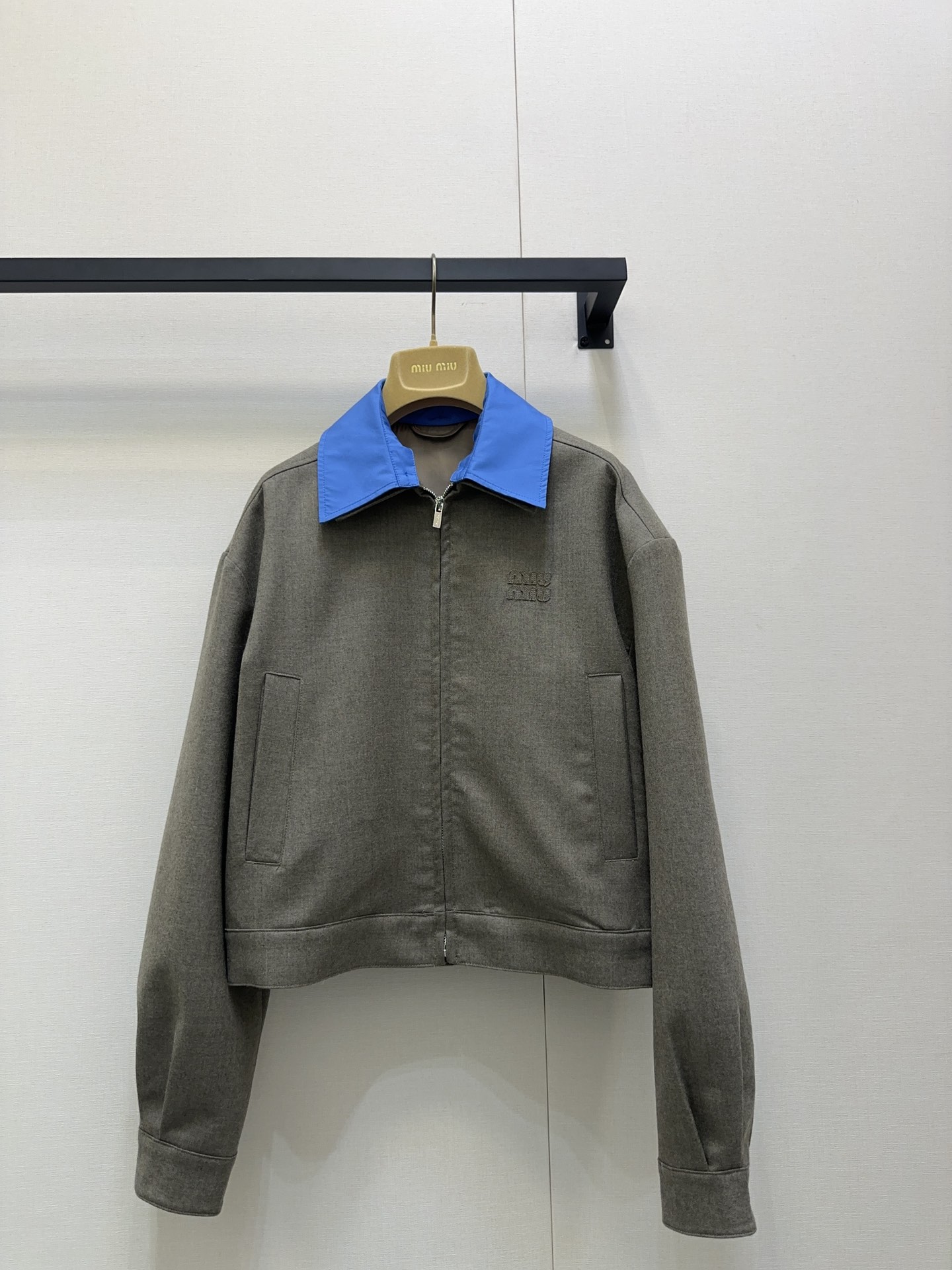 NO:469009,Miumi* 25FW early autumn new style embroidered logo Gadarin spliced ​​collar jacket pure wool material original development!  High-end production!  The unique design of this work jacket is reinterpreted with Gadain fabric, with a slightly short cut, which is an experimental wardrobe element that combines female and male details. Spot SML large-scale real shots, miumiu, jackets & coats, jackets & coats, alexander wang19860909Miumi* 25FW早秋新款 刺绣徽标华达呢拼接领外套纯羊毛材质 原版开发！高版出品！这款工装夹克的独特设计以华达呢面料重新诠释,略微短款剪裁,这是一个实验性衣橱的元素,融合了女性和男性的细节.现货 SML大货实拍,,miumiu,jackets & coats,jackets & coats,alexander wang,Women's clothing