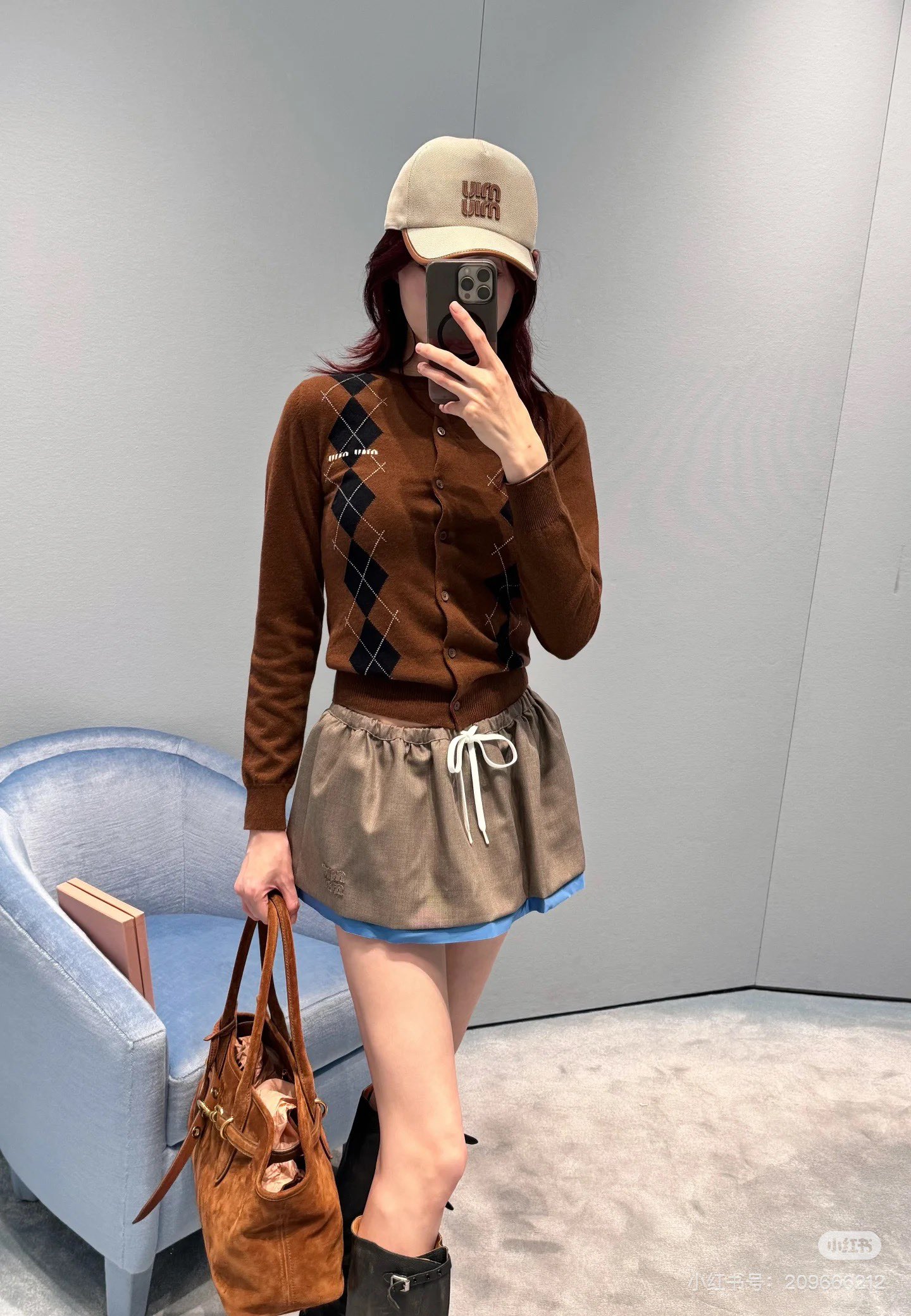 NO:469006,Miumi*25Fw early autumn new style, embroidered letters logo patchwork blue skirt. Pure wool material original development!  High-end production!  Customized wool material, soft, delicate and comfortable fabric, hem brand logo embroidery embroidery, low-key and connotation~ ballet girl style outfit yyds!  It’s so beautiful to match it casually with exquisite and high-end outfits~ Identify the higher version!  Spot SML, miumiu, skirts, alexander wang19860909Miumi*25Fw早秋新款 刺绣字母徽标拼接蓝边半裙.纯羊毛材质 原版开发！高版出品！定制羊毛材质,面料柔软细腻舒适,下摆品牌logo同色贴布刺绣点缀,低调有内涵～芭蕾少女风穿搭yyds！随意搭配精致高级穿搭太美咯～认准高版本！现货 SML,,miumiu,skirts,alexander wang,Women's clothing