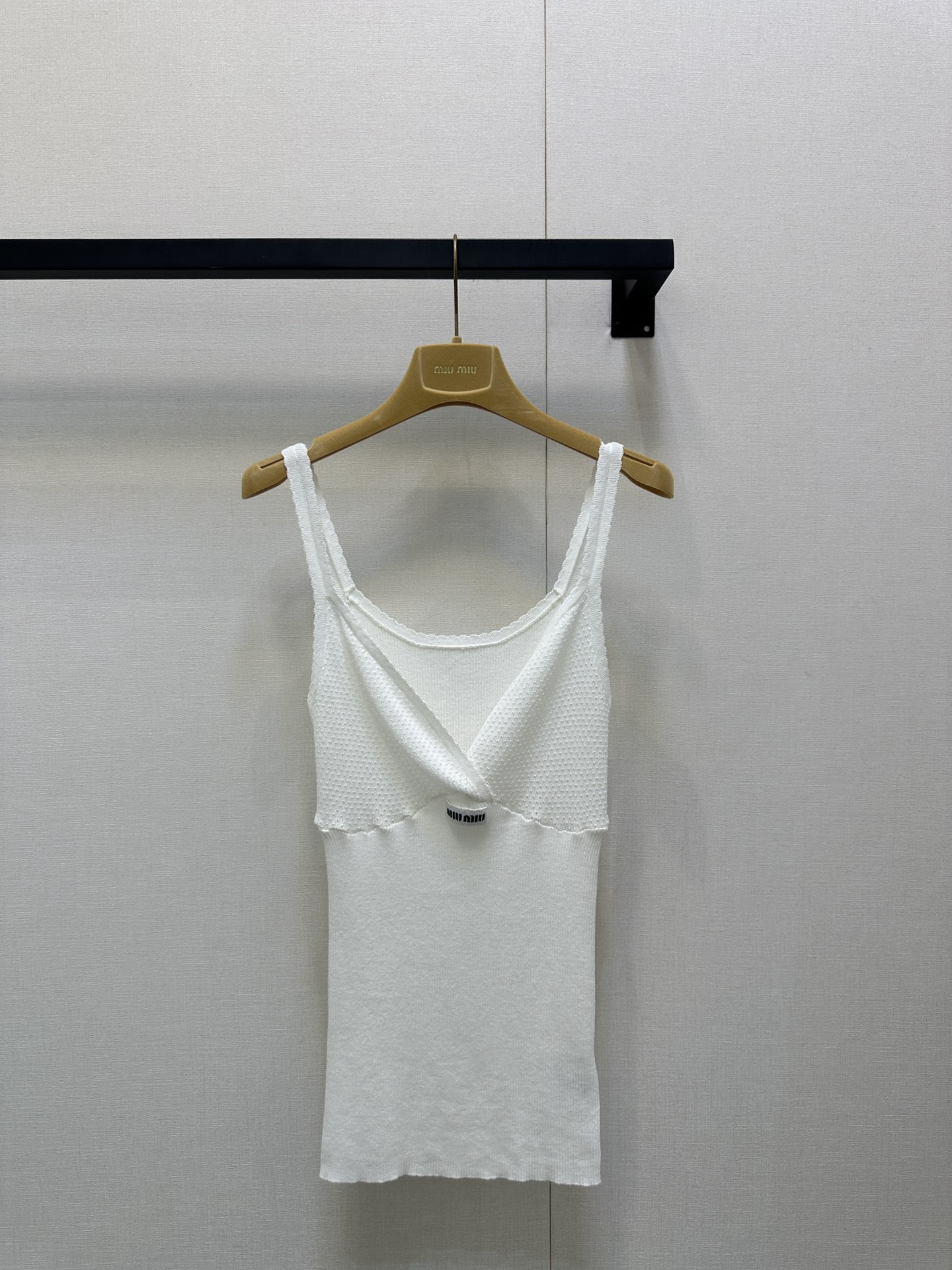 NO:470618,Miumi* 25Ss Spring and Summer New Style Slim Shoulder Knitted Sling Vest | Exclusive High-end Production!  Custom imported cotton woven, comfortable texture, elastic slim fit, smooth cut, thin shoulder suspender vest style, simple and atmospheric cut, vest color fabric, neckline and chest outline with white lace, echoing letter logo, rich design levels, highlighting brand style, making the simple and elegant elements more low-key and luxurious. Elastic fabric easily outlines the waist, wears a good proportion, and shows a more advanced texture. A suspender vest suitable for vacation can also surpass different occasions!  Identify my version of S M L large-scale real-time photos, miumiu, alexander wang19860909Miumi* 25Ss春夏新款 细肩针织吊带背心丨独家高版出品！定制进口棉纶织造 质感舒适 弹力修身 裁剪垂顺流畅 细肩吊带背心版型 裁剪简约大气 通体素色面料 领口与胸前以白色花边勾勒 呼应字母徽标 丰富设计层次 突出品牌格调 让素雅元素更显低调奢华 弹力面料轻松勾勒腰身 穿出好比例 更显高级质感 一款适合度假也可凌驾不同场合吊带背心！认准我家版本S M L大货实拍,,miumiu,alexander wang,Women's clothing