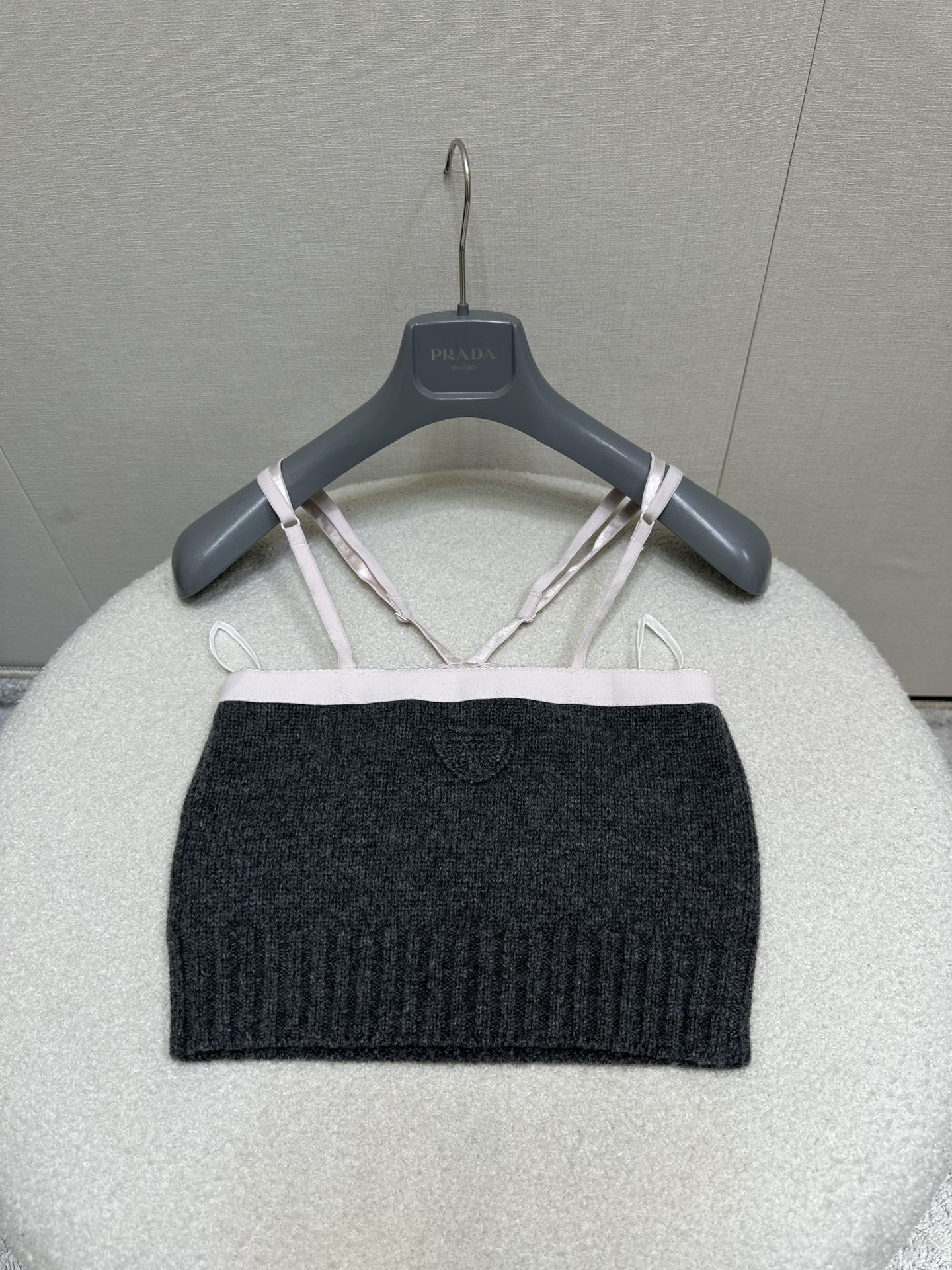 NO:470675,Pra*25 webbing fixed dyeing craft vest. New high-end contrast knitted suspender vest, a versatile and undeniable style!  You can match it at will without any mistakes~ Exclusively customized imported cashmere material, imported woven plate material, the upper body is not thorny and soft and skin-friendly~ The texture details can be easily matched online and can easily control different ootds!  1:1 Superior version, the latest items in early autumn, please recognize the exclusive high-end version, spot SML large-scale real shot, prada, alexander wang19860909Pra*25织带定染工艺背心.新款高定版本撞色针织吊带背心,百搭不挑人的版型！随意搭配不出错～ 独家定制进口山羊绒材质,进口机织对版材质,上身不扎手感软糯亲肤～质感细节在线拿捏随意搭配都能轻松驾驭不同的ootd！1:1超赞版型 早秋最新单品 认准独家高版本 现货 SML大货实拍,,prada,alexander wang,Women's clothing