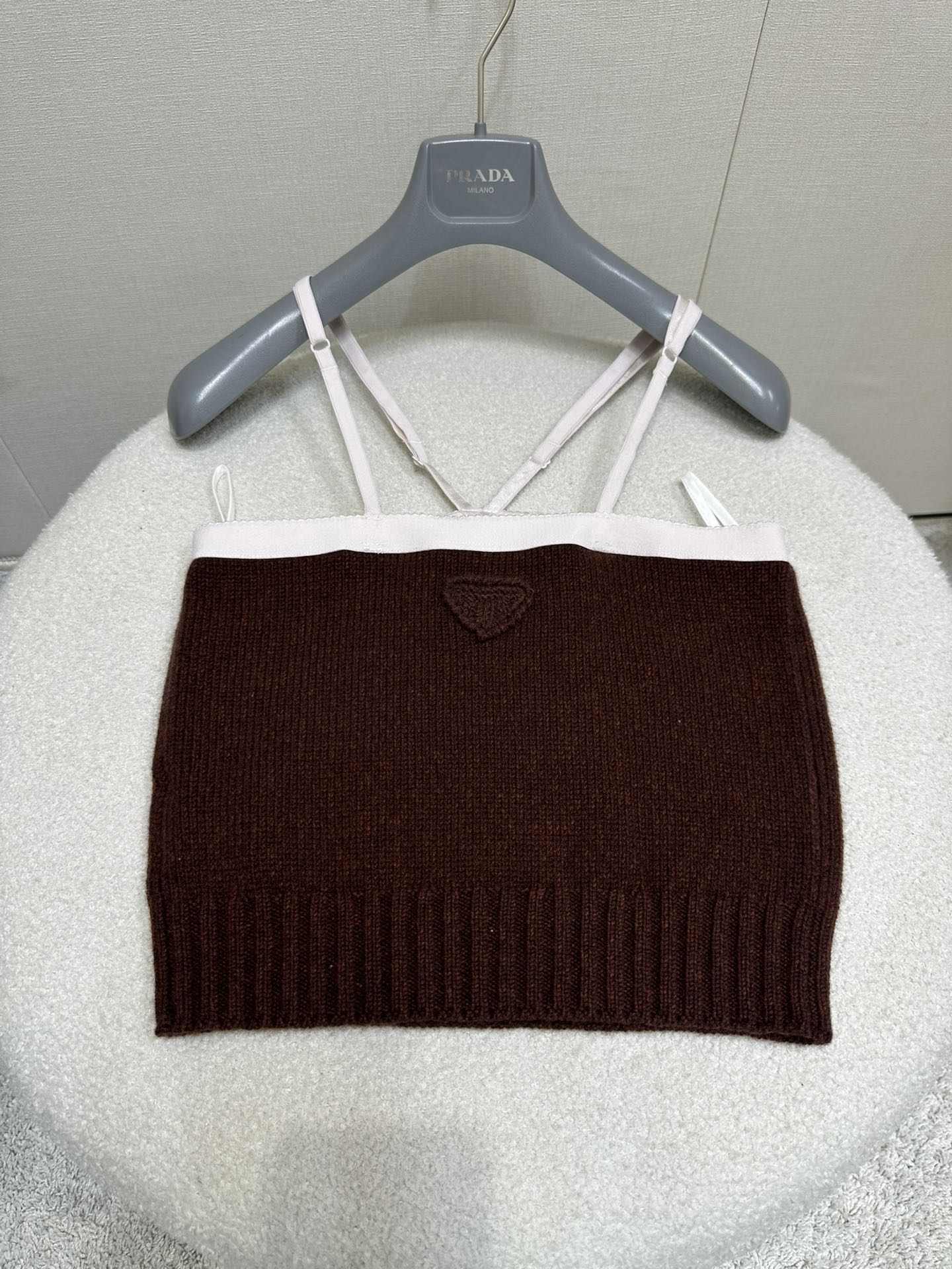 NO:470589,Pra*25 webbing fixed dyeing craft vest. New high-end contrast knitted suspender vest, a versatile and undeniable style!  You can match it at will without any mistakes~ Exclusively customized imported cashmere material, imported woven plate material, the upper body is not thorny and soft and skin-friendly~ The texture details can be easily matched online and can easily control different ootds!  1:1 Superior version, the latest items in early autumn, please recognize the exclusive high-end version, spot SML large-scale real shot, prada, alexander wang19860909Pra*25织带定染工艺背心.新款高定版本撞色针织吊带背心,百搭不挑人的版型！随意搭配不出错～ 独家定制进口山羊绒材质,进口机织对版材质,上身不扎手感软糯亲肤～质感细节在线拿捏随意搭配都能轻松驾驭不同的ootd！1:1超赞版型 早秋最新单品 认准独家高版本 现货 SML大货实拍,,prada,alexander wang,Women's clothing