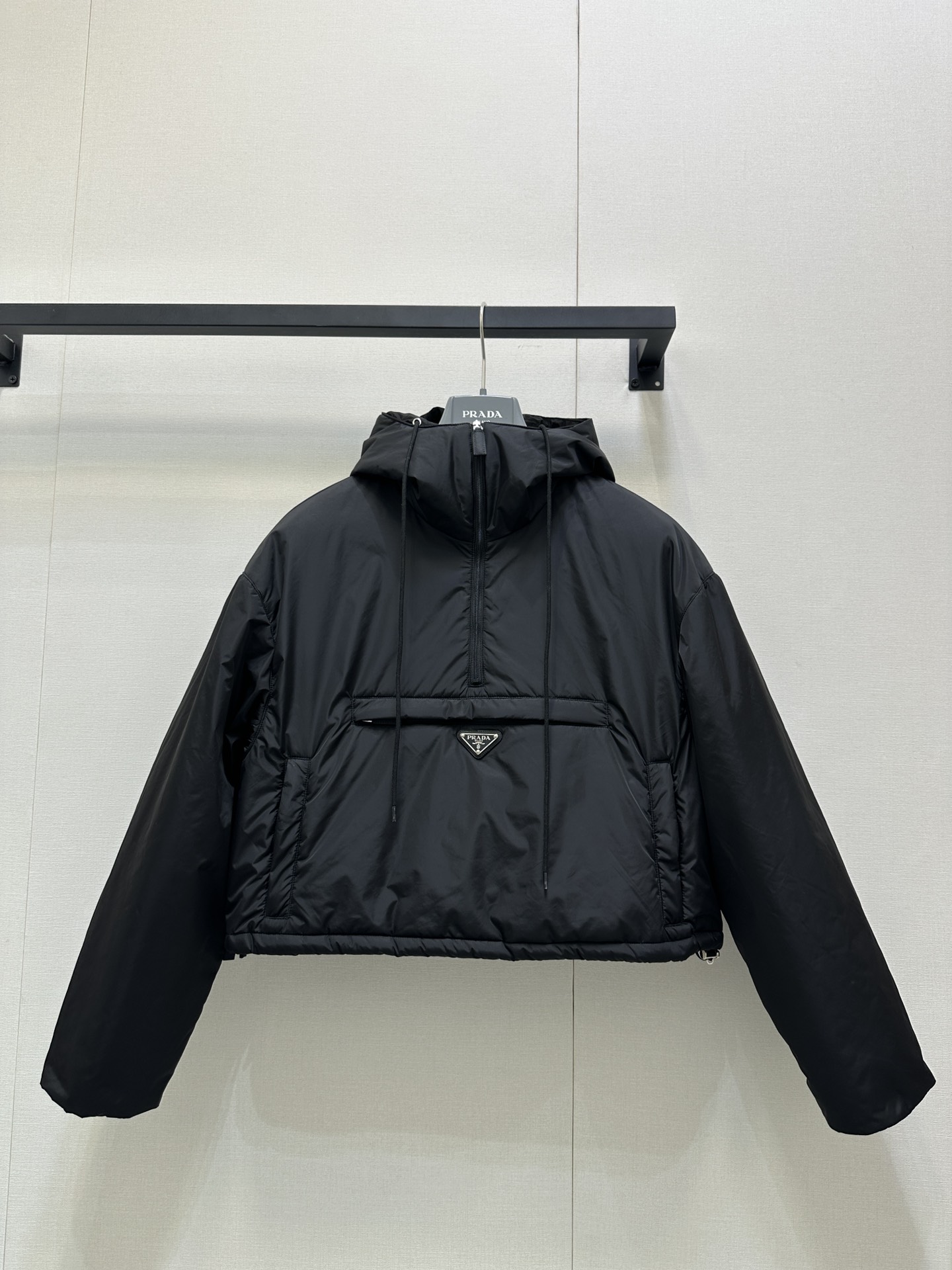 NO:470605,Prad* 25Ss early spring new model hooded thin cotton jacket. Original development!  High-end production!  Cotton craft, iconic triangular metal logo on the chest, large pocket decoration, presenting brand concept, classic style with closed eyes, not picky at all, fashionable and warm, short and loose style, the upper body makes it look slimming and long legs, very good match, SML large-scale real shot, prada, hats, alexander wang19860909Prad* 25Ss早春新款 连帽薄款棉服.原版开发！高版出品！夹棉工艺 胸前标志性三角金属徽标大口袋装饰 呈现品牌理念 闭眼入的经典款 完全不挑人穿 时髦与保暖兼具 短款宽松版型 上身就是显瘦显腿长 很好搭配 现货 SML大货实拍,,prada,hats,alexander wang,Women's clothing