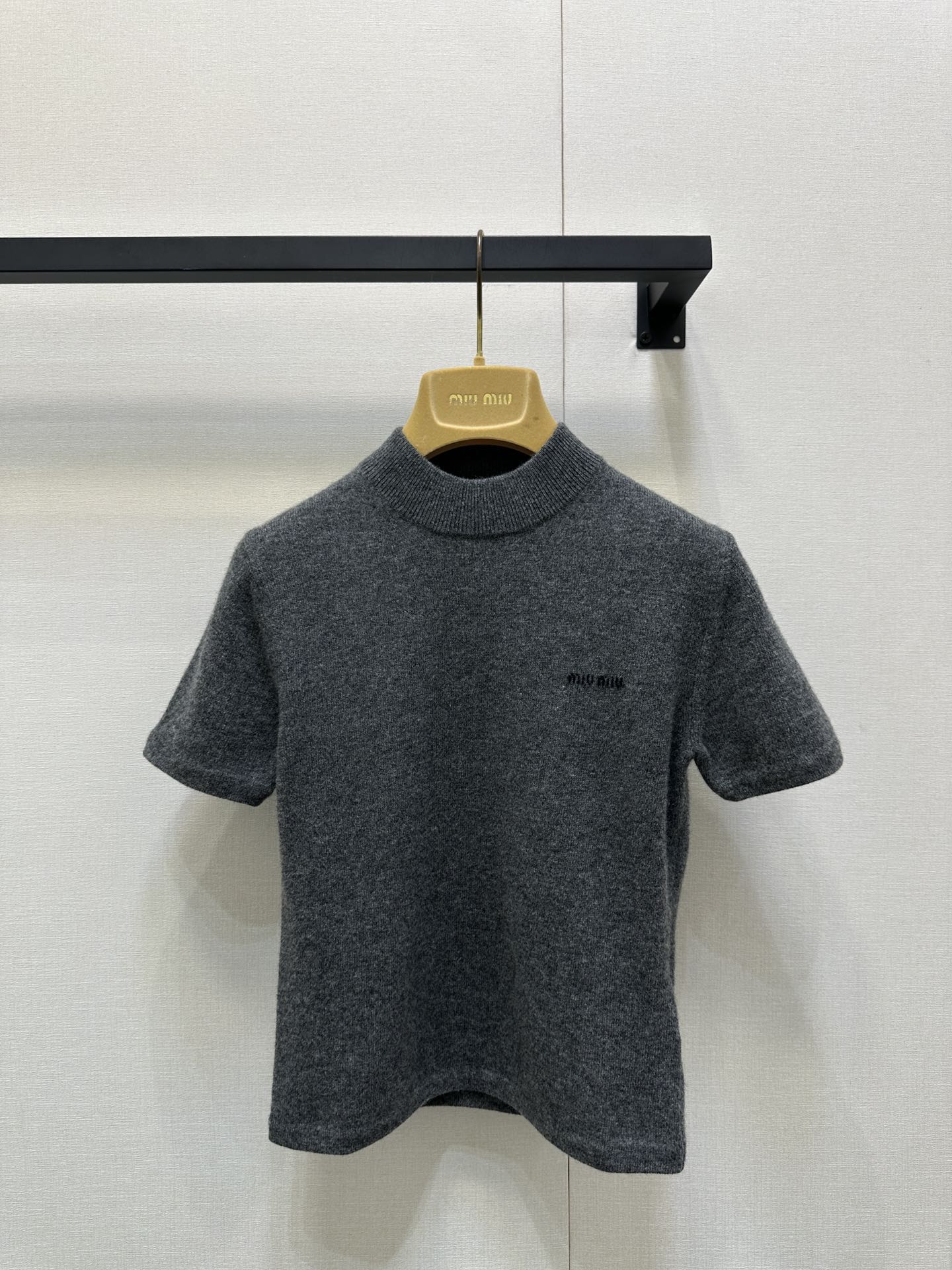 NO:471933,Miumi* 25Fw early autumn new miu style retro cashmere knitted short-sleeved top. Original development!  High-end production!  The best practical wearer in the autumn. The layerable series. All the quality of the edition!  Fine colored cashmere yarn, all the colors are very positive, small style, single wear or inner wear are very good, texture is visible to the naked eye, details are online spot SML large-scale real shot, miumiu, T-shirt, alexander wang19860909Miumi* 25Fw早秋新款 miu式复古羊绒针织短袖上衣.原版开发！高版出品！入秋的最佳实穿选手 可叠穿的系列 全部对版品质！定染细腻的羊绒纱线 颜色都很正 小版型 单穿或者内搭都很可 质感肉眼可见 细节在线现货SML大货实拍,,miumiu,T-shirt,alexander wang,Women's clothing