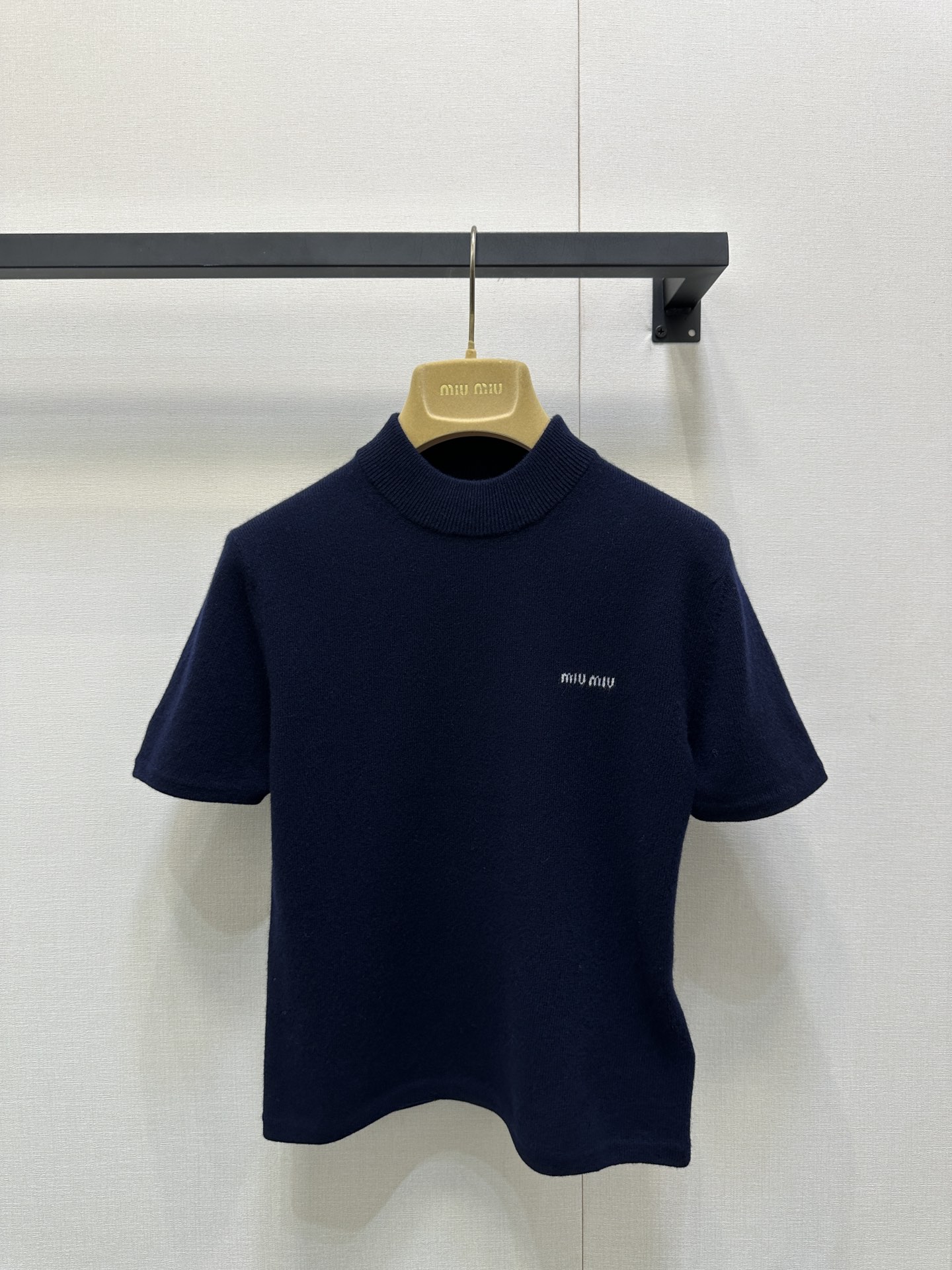 NO:471923,Miumi* 25Fw early autumn new miu style retro cashmere knitted short-sleeved top. Original development!  High-end production!  The best practical wearer in the autumn. The layerable series. All the quality of the edition!  Fine colored cashmere yarn, all the colors are very positive, small style, single wear or inner wear are very good, texture is visible to the naked eye, details are online spot SML large-scale real shot, miumiu, T-shirt, alexander wang19860909Miumi* 25Fw早秋新款 miu式复古羊绒针织短袖上衣.原版开发！高版出品！入秋的最佳实穿选手 可叠穿的系列 全部对版品质！定染细腻的羊绒纱线 颜色都很正 小版型 单穿或者内搭都很可 质感肉眼可见 细节在线现货SML大货实拍,,miumiu,T-shirt,alexander wang,Women's clothing