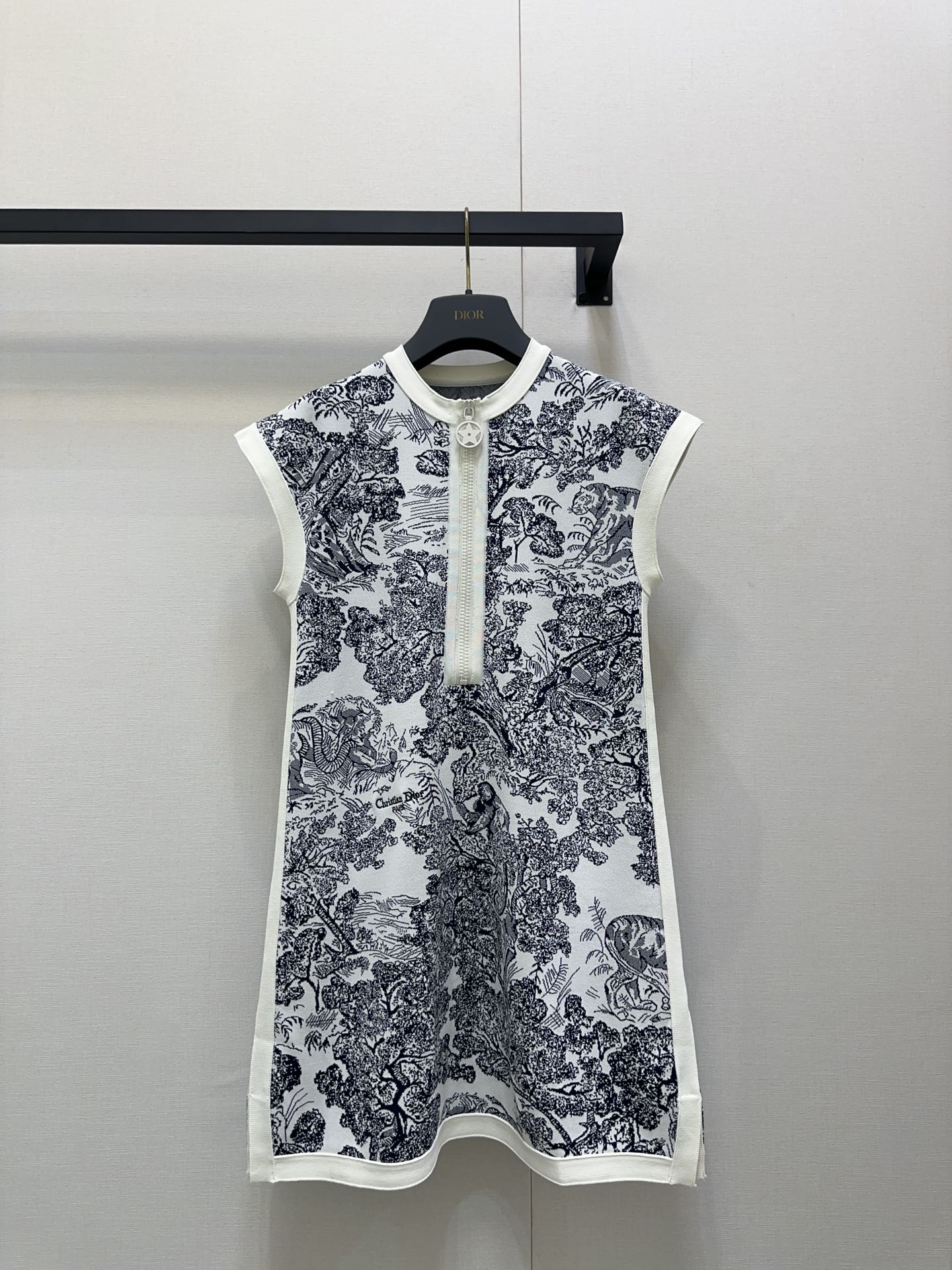 NO:472969,(Dress) Dior2025 early autumn new Juyi pattern dress is covered with black and white natural jungle animal and plant patterns. The off-white edge thread collision is a five-pointed star hollow round buckle, making the visual effect richer. The same design echoes the dress. The single-side echo buckle design of the skirt is unique and shows the elegant style. It is also very good to match separately. The must-have outfit for daily commuting and dates in the wardrobe. Make elegance and calmness last forever. Recommend a set of outfits. SML large-scale real shots, dior, skirts, alexander wang19860909（连衣裙）Dior2025早秋新款茹伊图案连衣裙通体以黑白相间的自然丛林动植物图案满铺 米白色包边螺纹碰撞五角星镂空圆扣 让视觉效果更丰富 连衣裙同样设计呼应 裙摆单侧呼应扣设计别具一格 尽显优雅风范 分开搭配也很赞 衣橱日常通勤约会必备穿搭 让优雅从容延续永恒 推荐一套穿搭 SML大货实拍,,dior,skirts,alexander wang,Women's clothing