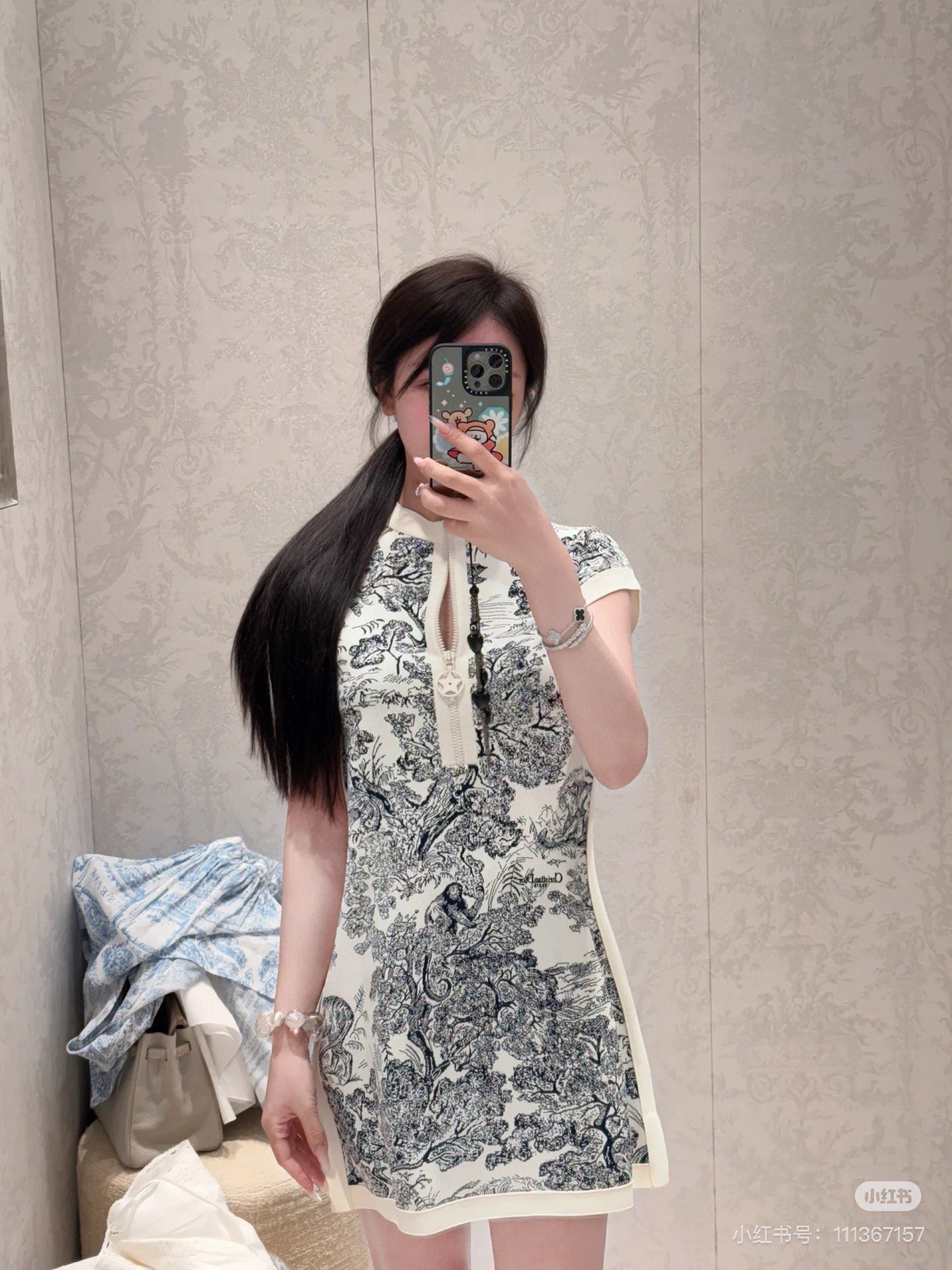 NO:472975,(Dress) Dior2025 early autumn new Juyi pattern dress is covered with black and white natural jungle animal and plant patterns. The off-white edge thread collisions the five-pointed star hollow round buckle, making the visual effect richer. The same design echoes the skirt. The single-side echo buckle design is unique and shows the elegant style. The separate matching is also great. The essential outfit for daily commuting and dates in the wardrobe. Make elegance and calmness last forever. Recommend a set of outfits. SML,,dior, skirts,alexander wang19860909（连衣裙）Dior2025早秋新款茹伊图案连衣裙通体以黑白相间的自然丛林动植物图案满铺 米白色包边螺纹碰撞五角星镂空圆扣 让视觉效果更丰富 连衣裙同样设计呼应 裙摆单侧呼应扣设计别具一格 尽显优雅风范 分开搭配也很赞 衣橱日常通勤约会必备穿搭 让优雅从容延续永恒 推荐一套穿搭 SML,,dior,skirts,alexander wang,Women's clothing