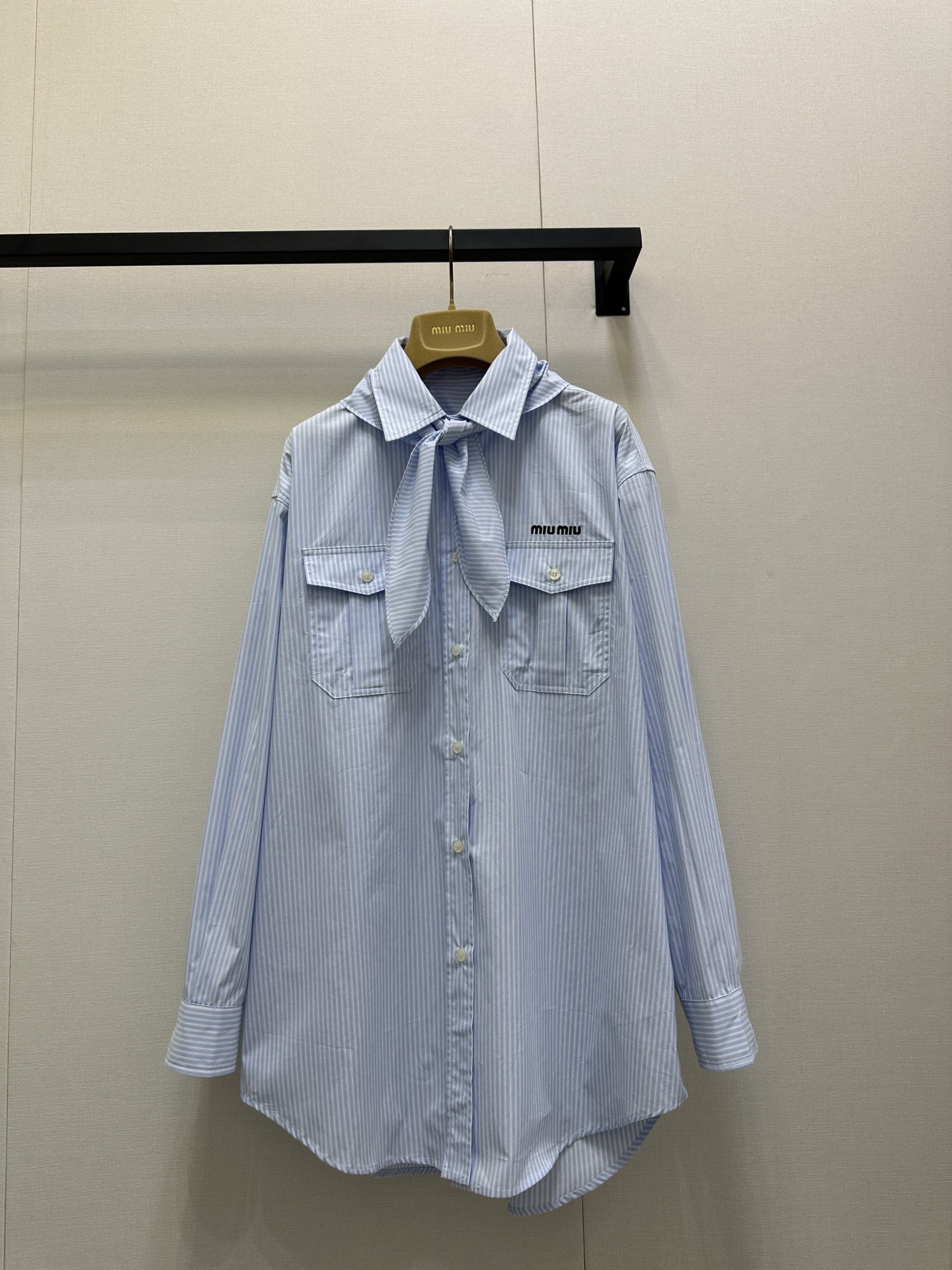 NO:473842,Miumi* 25s autumn and winter new style striped scarf bow tie shirt. Original development!  High-end production!  A must-have artifact for fashionable top students to reduce their age!  The cute girlish bow tie can also be removed as a headscarf!  Double pocket design can be sweet and salty, and has aging-reducing product!  The classic style is versatile and not picky!  Customized woven striped imported pure cotton shirt fabric!  Depend on the workmanship quality, see the details, identify my version of SML large-scale real-time photos, miumiu,shirts,alexander wang19860909Miumi* 25s秋冬新款 条纹围巾领结衬衫.原版开发！高版出品！时髦尖子生减龄必备神器！可爱少女风领结也可拆卸当头巾！双口袋设计可甜可盐气质减龄单品！经典版型百搭不挑人！定制色织条纹进口纯棉衬衫面料！做工品质看细节认准我家版本现货SML大货实拍,,miumiu,shirts,alexander wang,Women's clothing