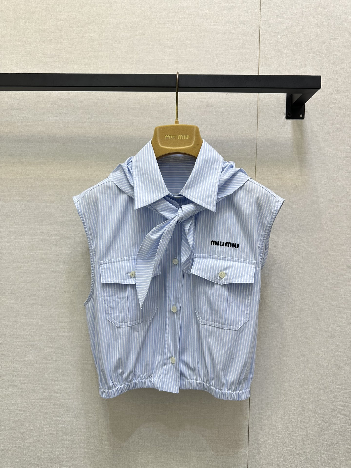 NO:473851,Miumi* 25s autumn and winter new style striped scarf bow tie sleeveless shirt. Original development!  High-end production!  A must-have artifact for fashionable top students to reduce their age!  The cute girlish bow tie can also be removed as a headscarf!  Double pocket design can be sweet and salty, and has aging-reducing product!  The classic style is versatile and not picky!  Customized woven striped imported pure cotton shirt fabric!  Depend on the workmanship quality, see the details, identify my version of SML large-scale real-time photos, miumiu,shirts,alexander wang19860909Miumi* 25s秋冬新款 条纹围巾领结无袖衬衫.原版开发！高版出品！时髦尖子生减龄必备神器！可爱少女风领结也可拆卸当头巾！双口袋设计可甜可盐气质减龄单品！经典版型百搭不挑人！定制色织条纹进口纯棉衬衫面料！做工品质看细节认准我家版本现货SML大货实拍,,miumiu,shirts,alexander wang,Women's clothing