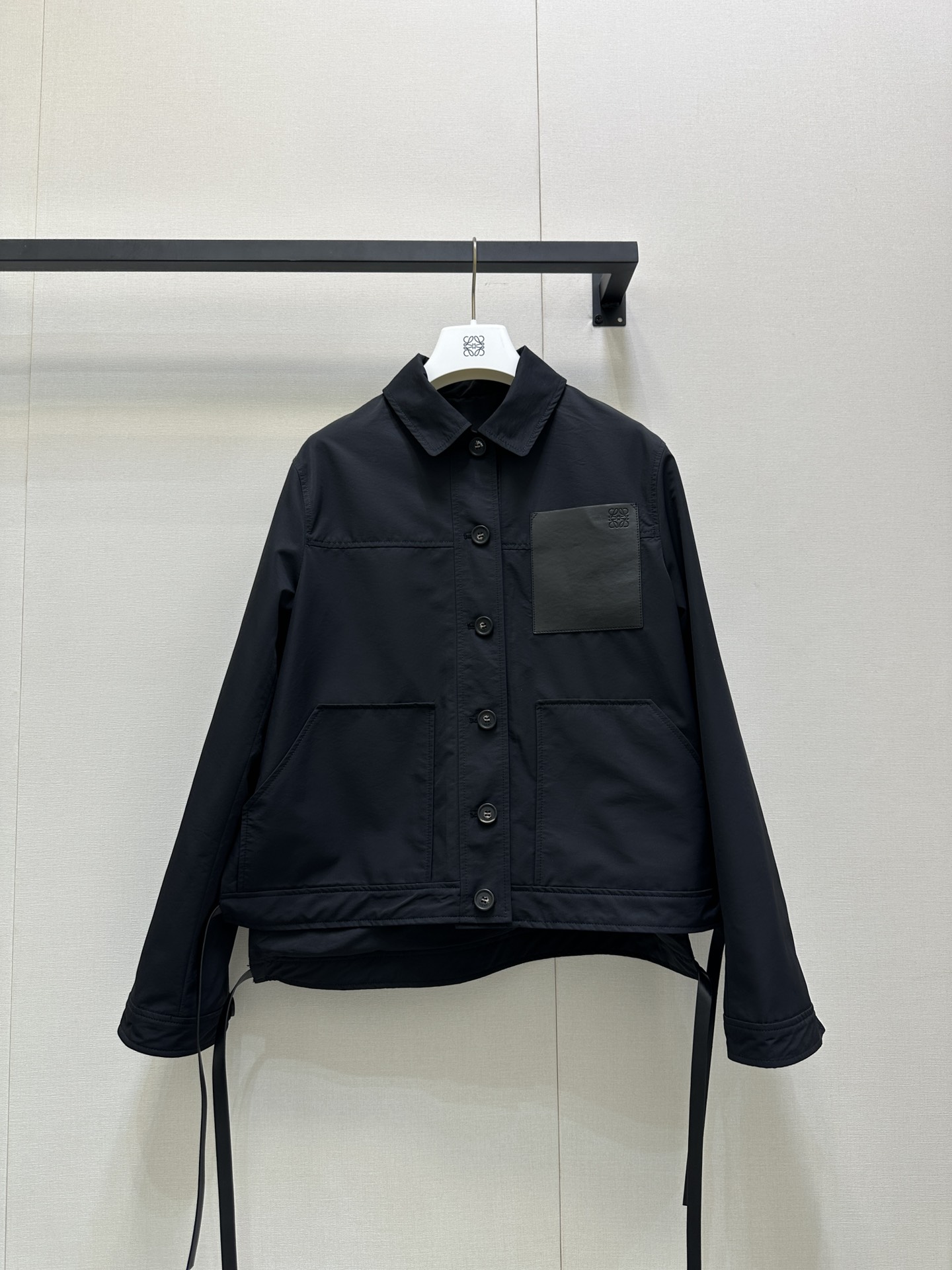 NO:473832,LOEWE| Luo Yiwei's new nylon fabric jacket in early autumn 2025 is very cool!  This jacket looks super nice. It uses the classic short front and long rear style. The fabric changes are all black to give a sense of ease and not boring at all!  Classic lapel workwear jacket, neat and tailored to show aura, unique texture under different lights, hidden tricks~ The Anagram embossed leather patch pocket on the chest is the finishing touch, paired with jeans is a casual street style, and the skirt is sweet and cool. It is so cool in autumn that it is so cool, and it is also stress-free and relaxing when layered in winter. It is casual and fashionable. Identify my version. SML large-scale products are available in stock, loewe, loewe, skirts, jeans, jackets & coats, alexander wang19860909LOEWE| 罗意威2025早秋全新尼龙面料外套 酷感十足！这件外套超好看 运用经典款前短后长版型,面料的变动全黑呈现出轻松感,一点都不沉闷！经典翻领工装风外套 利落剪裁超显气场 不同光线下呈现独特质感 暗藏小心机～胸前的Anagram压纹皮革贴袋是点睛之笔 搭配牛仔裤就是率性街头风,配半身裙又甜又酷 秋单穿飒到不行,冬天叠穿也毫无压力松弛感拉满 随性又时髦 认准我家版本 现货发售SML大货实拍,,loewe,loewe,skirts,jeans,jackets & coats,alexander wang,Women's clothing