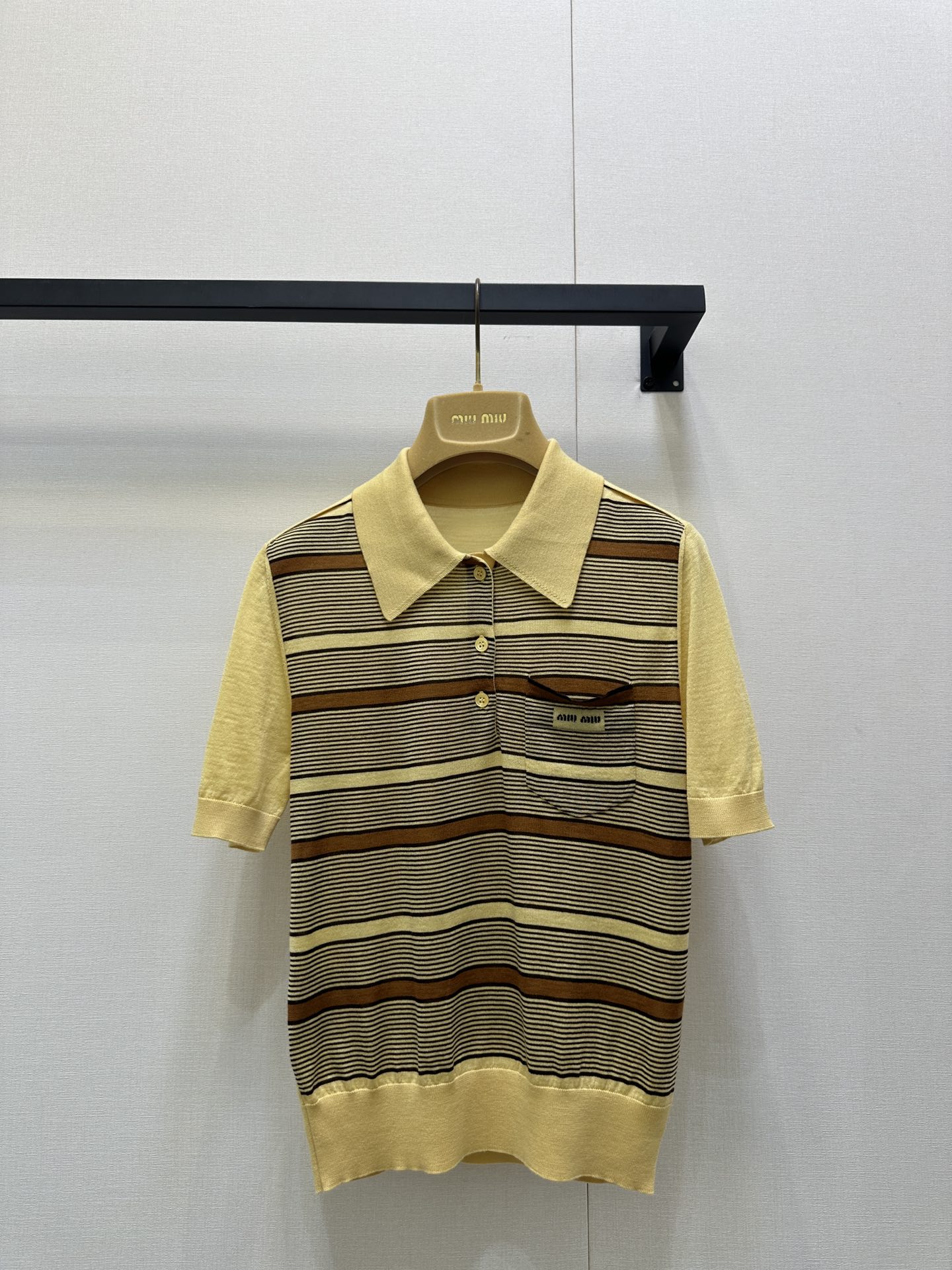 NO:473857,Miumi* 25Fw autumn and winter new style, micro-label yellow striped short-sleeved knitted polo top丨Exclusive yb development!  High-end production!  The yarn wool is the same as the original version!  Different from the market version, there is color difference!  Retro style knitted POLO, yellow and brown stripes contrasting colors are super eye-catching ~ in one second it looks modern and retro, looking white and high-end!  Perfect workmanship quality depends on details, spot large goods real shot, miumiu, T-shirt, alexander wang19860909Miumi* 25Fw秋冬新款 微标黄条纹短袖针织polo上衣丨独家yb开发！高版出品！订染纱线毛料同原版一致！区别市面版本有色差！复古风针织POLO,黄棕条纹撞色超吸睛～一秒穿出摩登复古感,显白又高级！完美做工品质看细节,现货大货实拍,,miumiu,T-shirt,alexander wang,Women's clothing